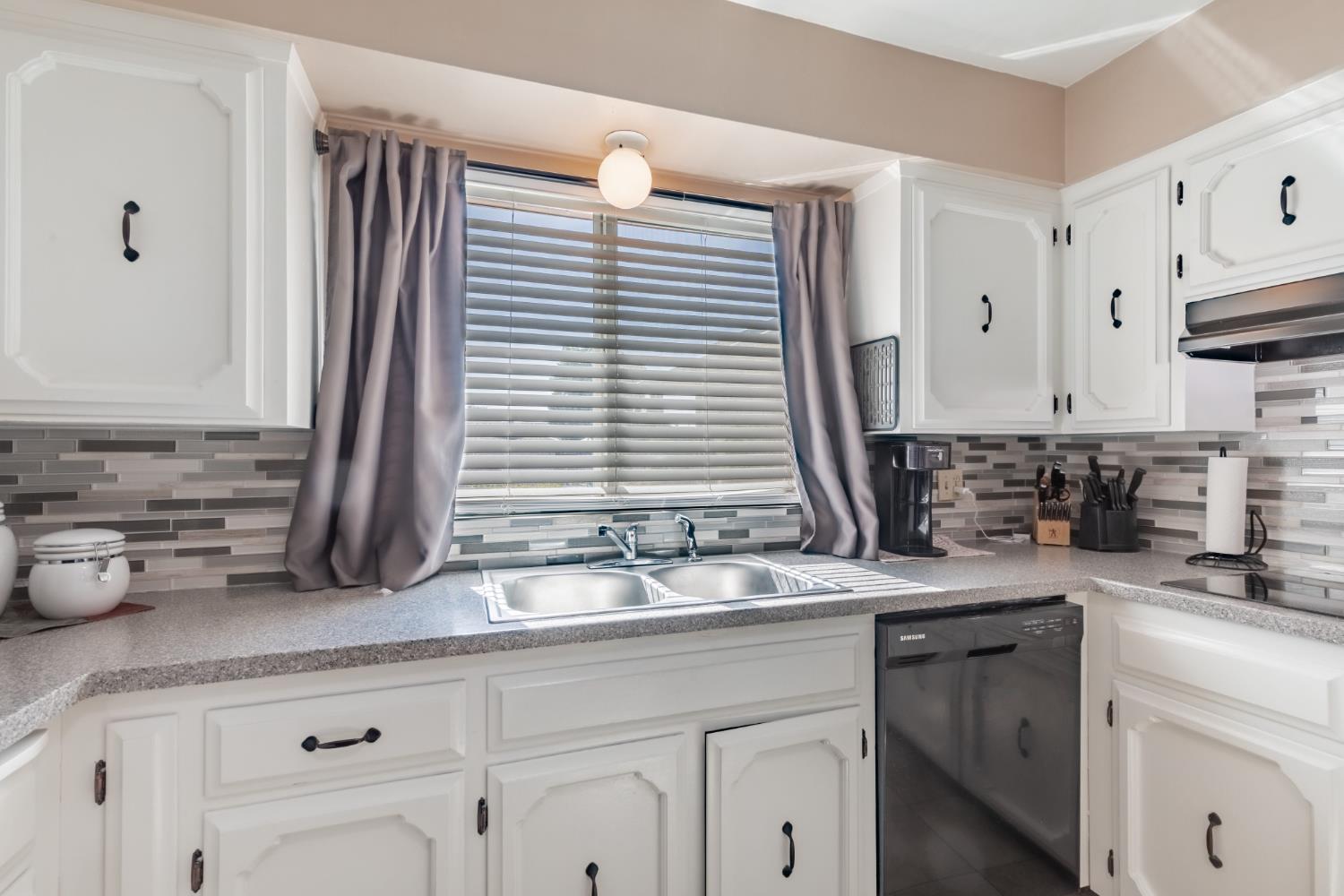 911 Stanford Ave, Clovis, CA 93611