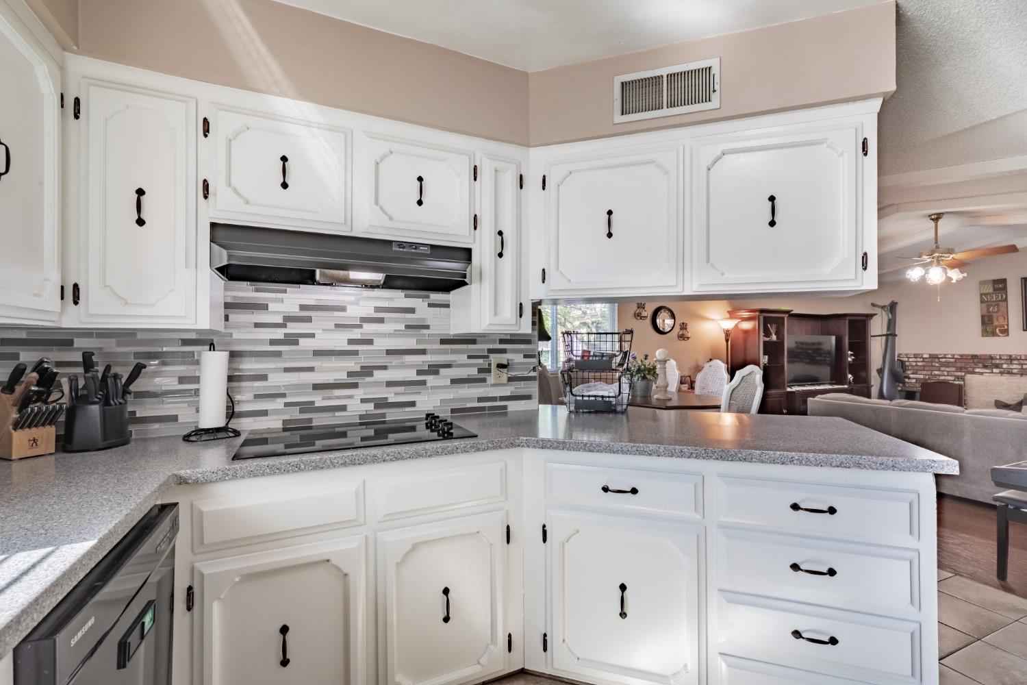 911 Stanford Ave, Clovis, CA 93611