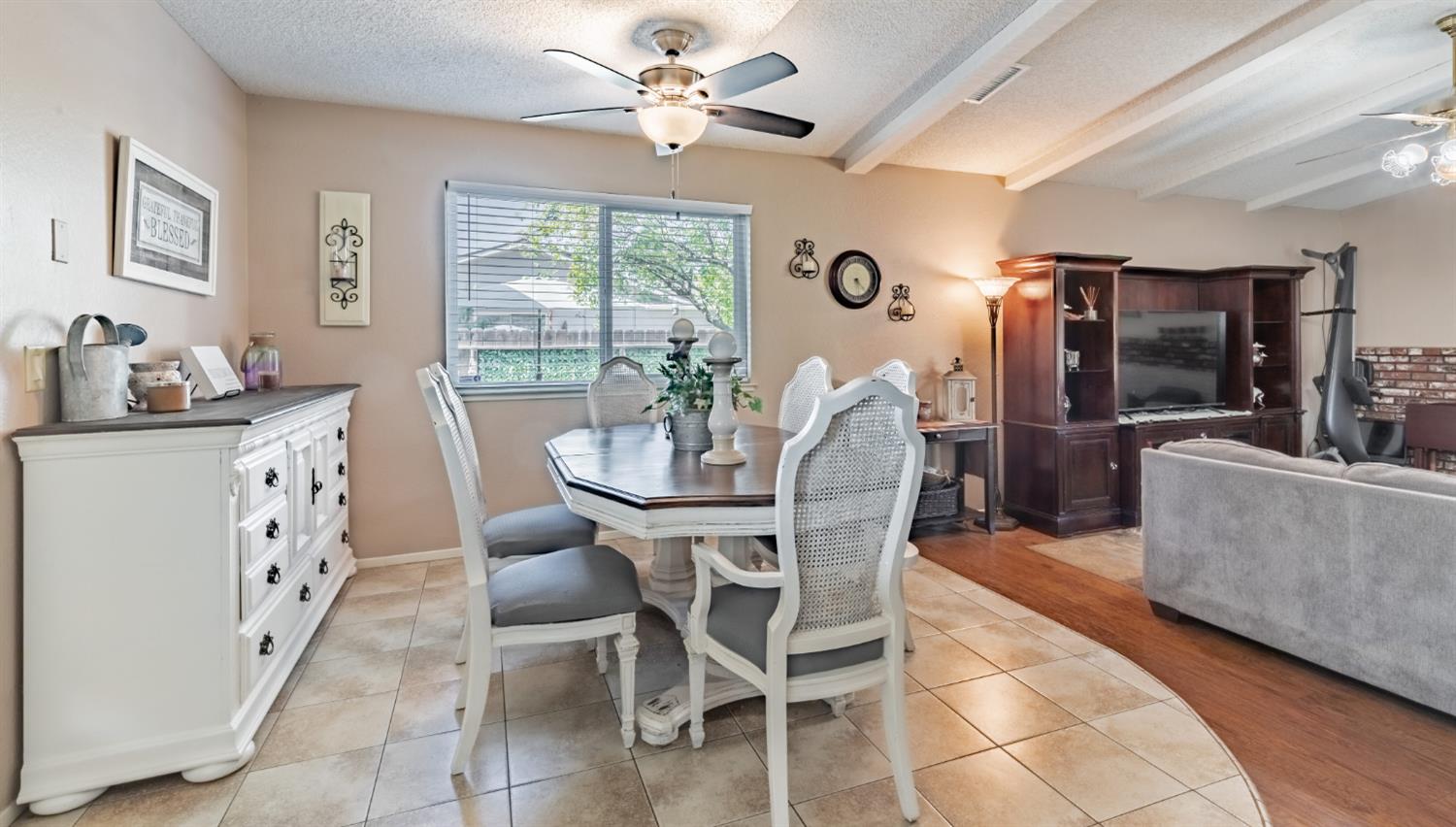 911 Stanford Ave, Clovis, CA 93611