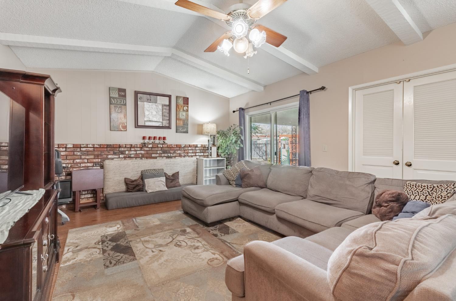 911 Stanford Ave, Clovis, CA 93611