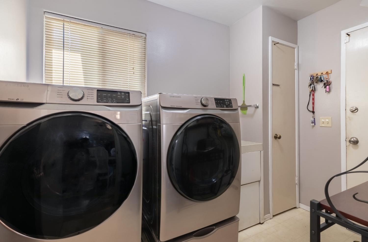 911 Stanford Ave, Clovis, CA 93611