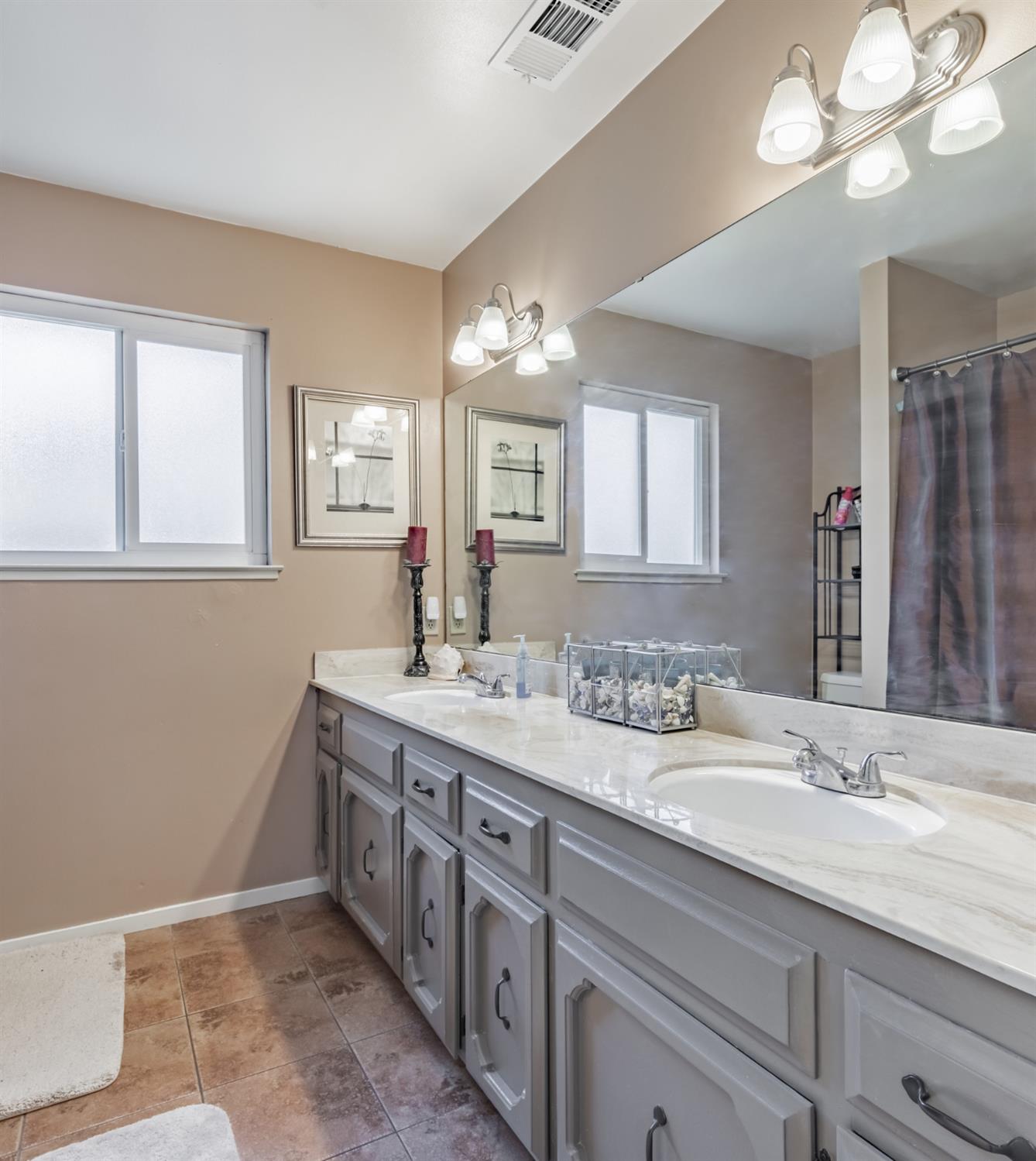 911 Stanford Ave, Clovis, CA 93611