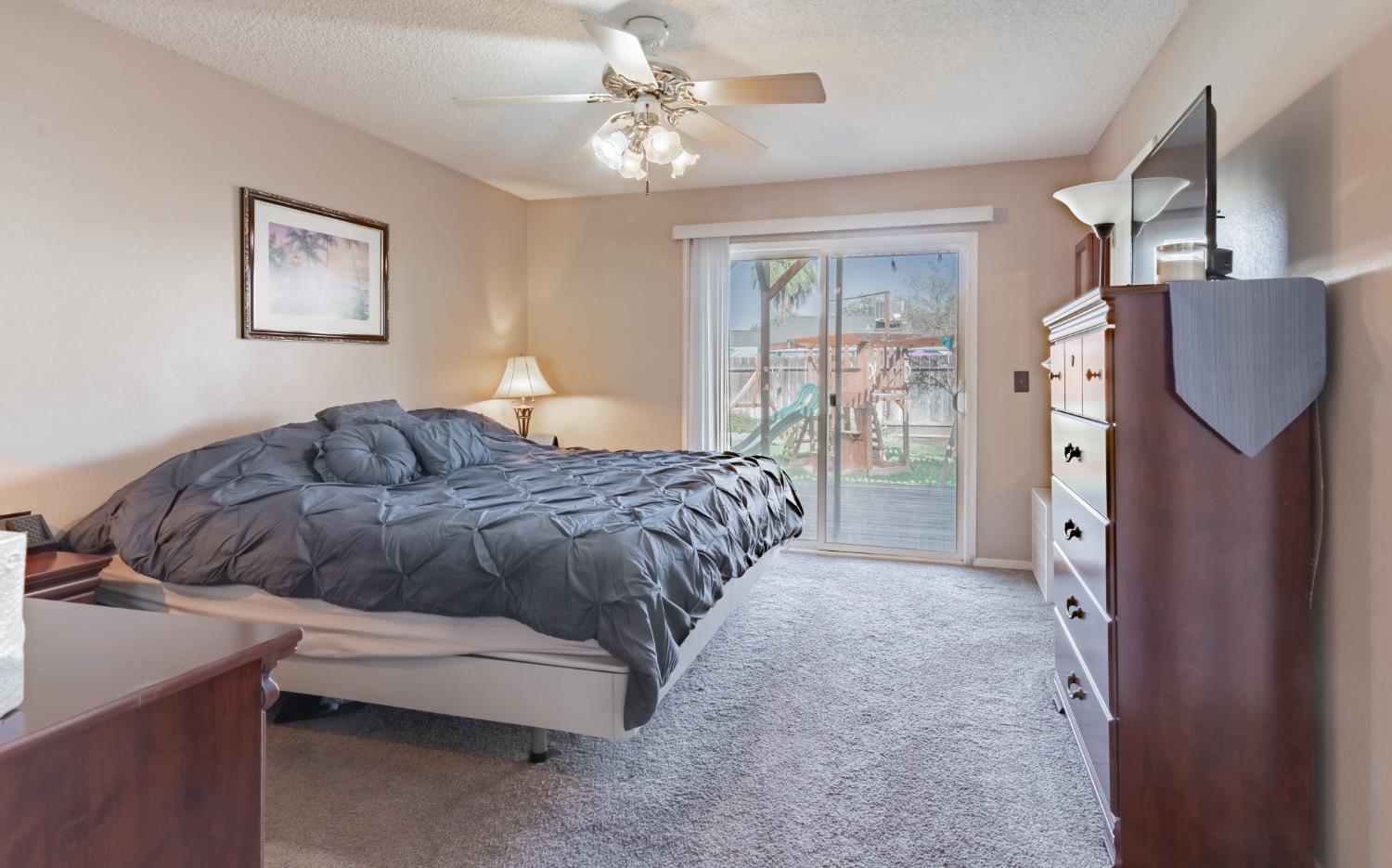 911 Stanford Ave, Clovis, CA 93611