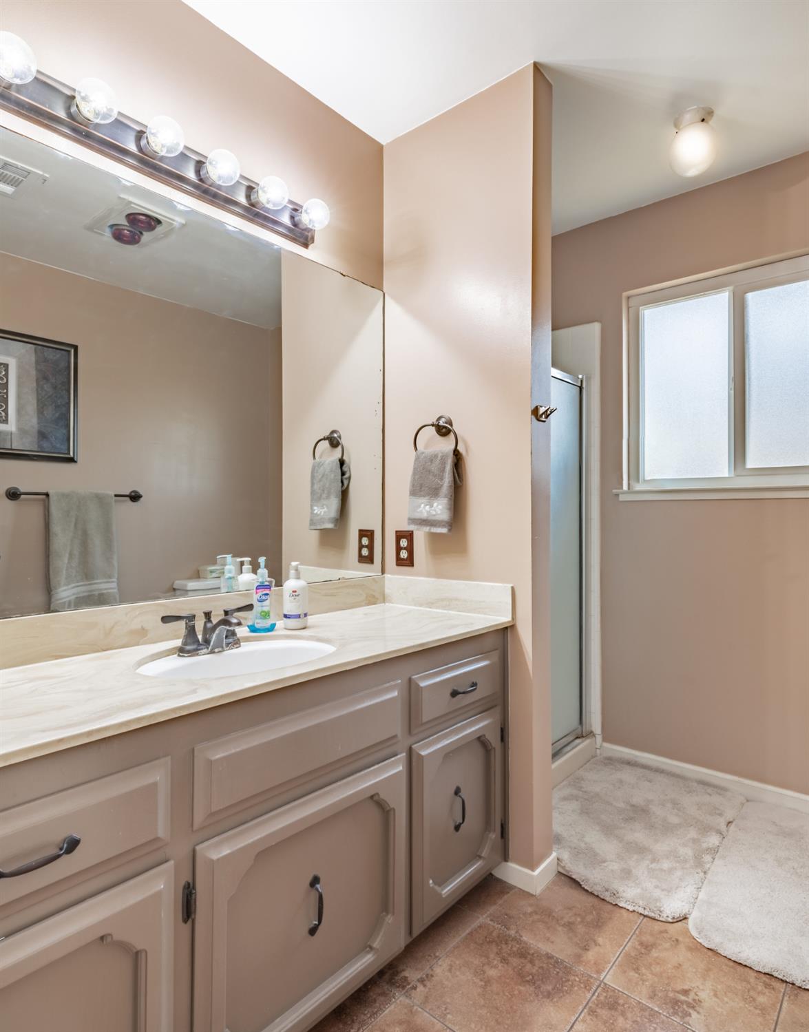 911 Stanford Ave, Clovis, CA 93611