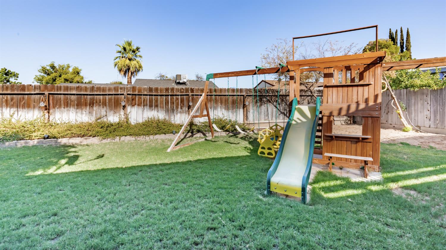 911 Stanford Ave, Clovis, CA 93611