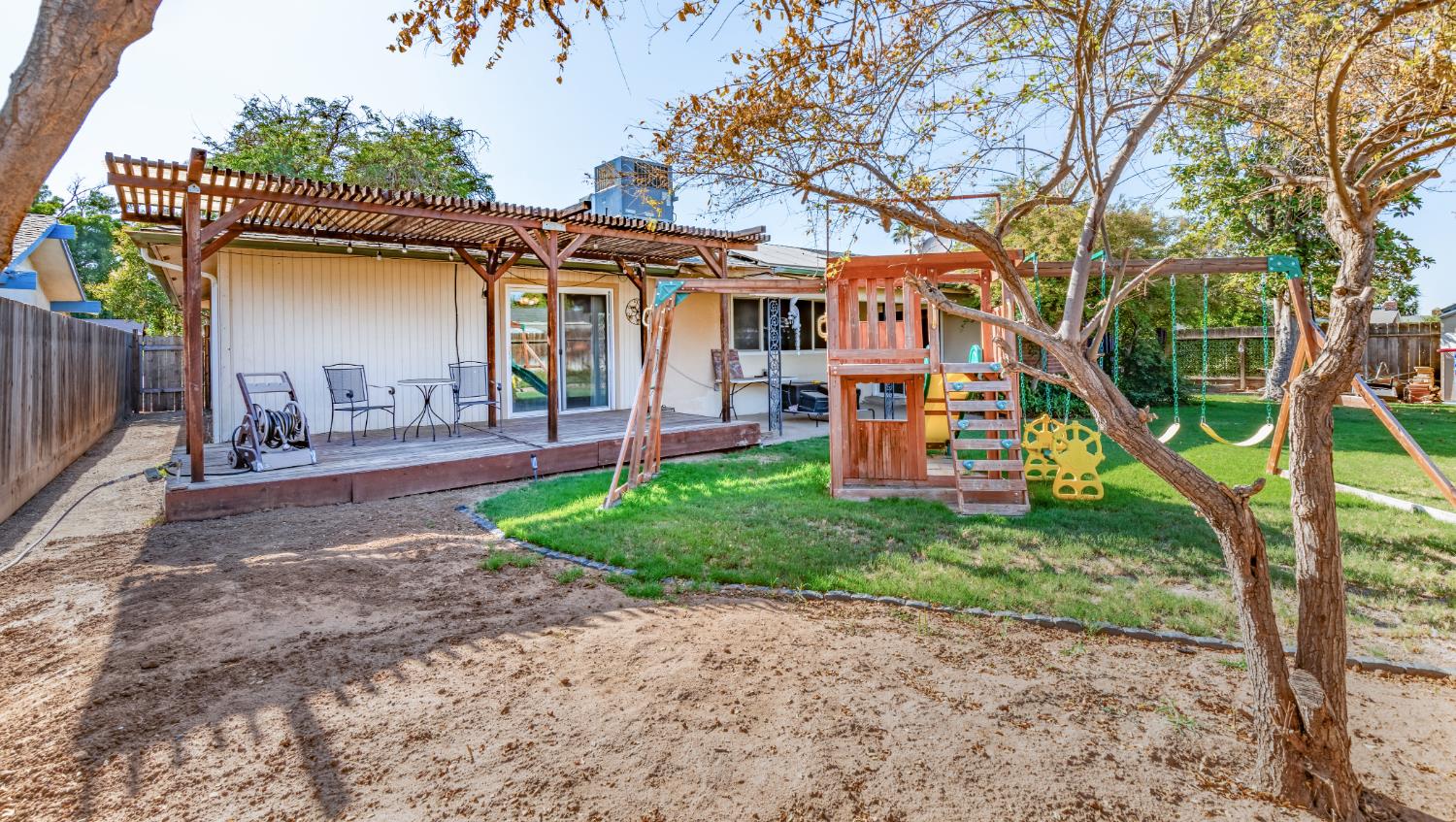 911 Stanford Ave, Clovis, CA 93611