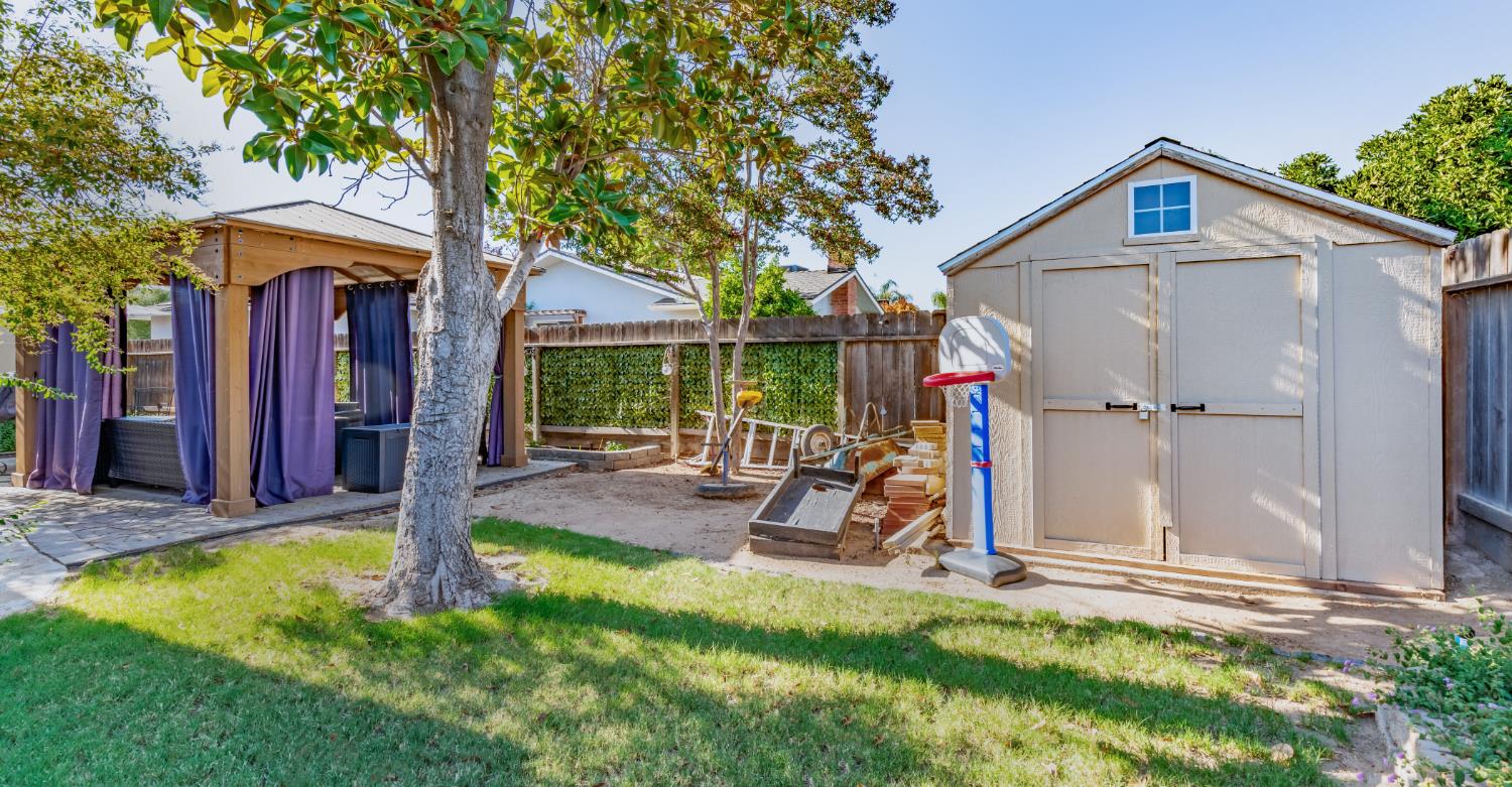 911 Stanford Ave, Clovis, CA 93611