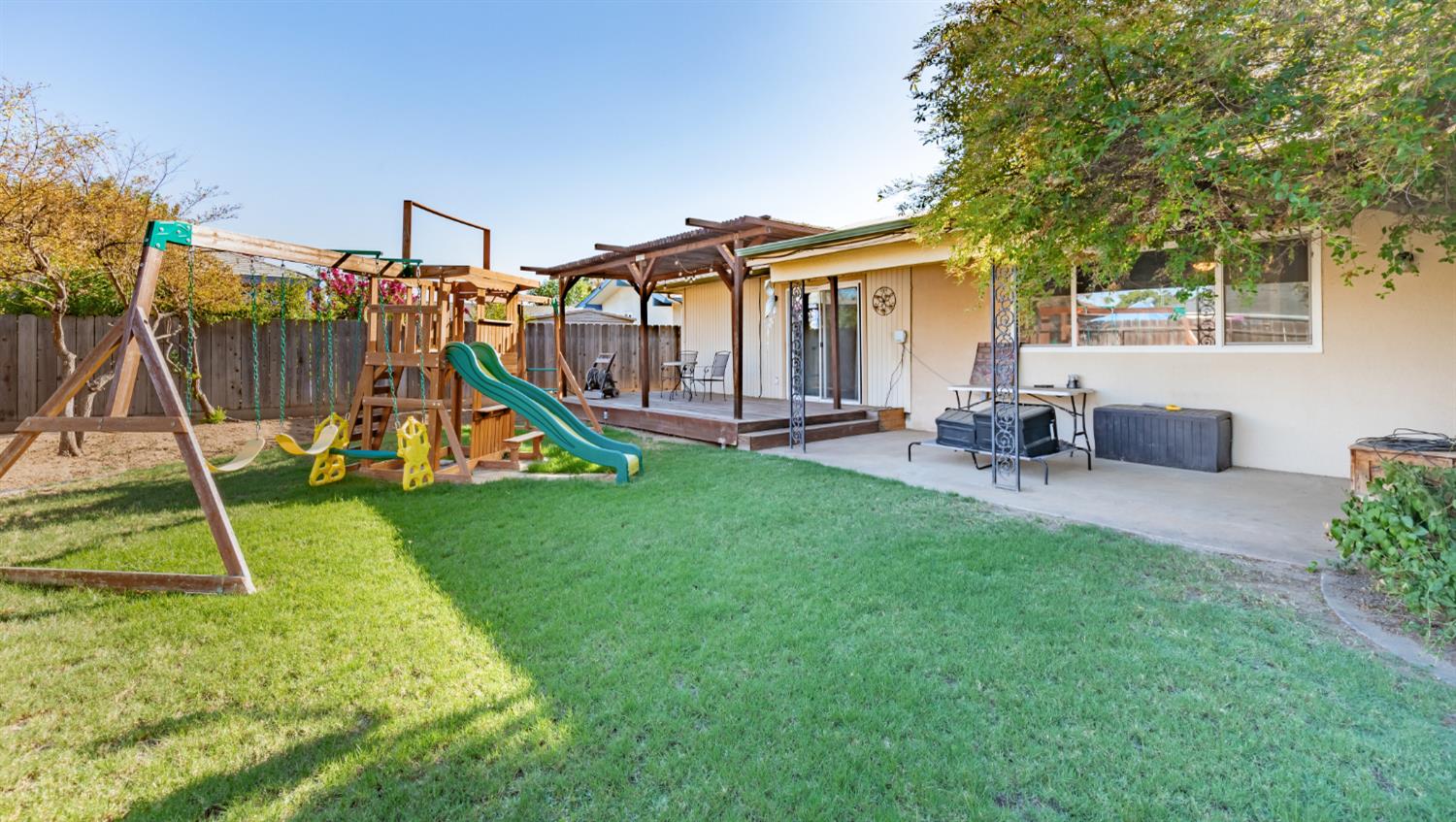 911 Stanford Ave, Clovis, CA 93611