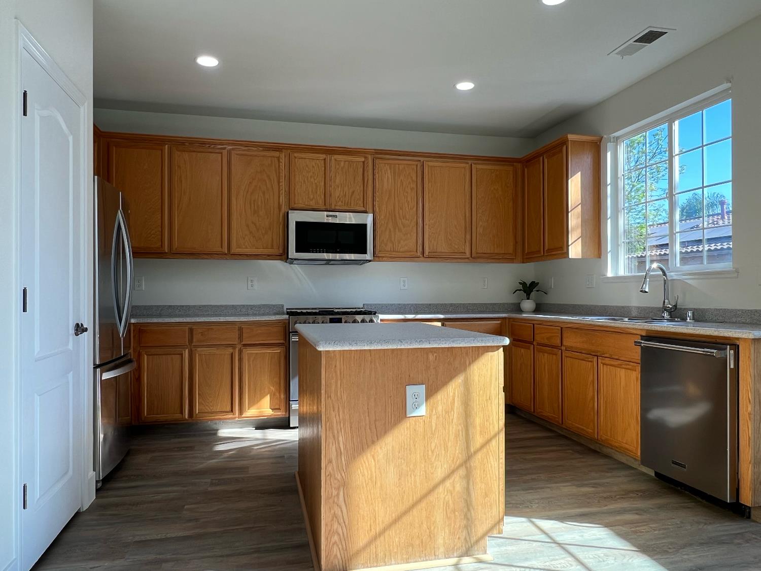 2150 N Rosendo Ave, Fresno, CA 93722