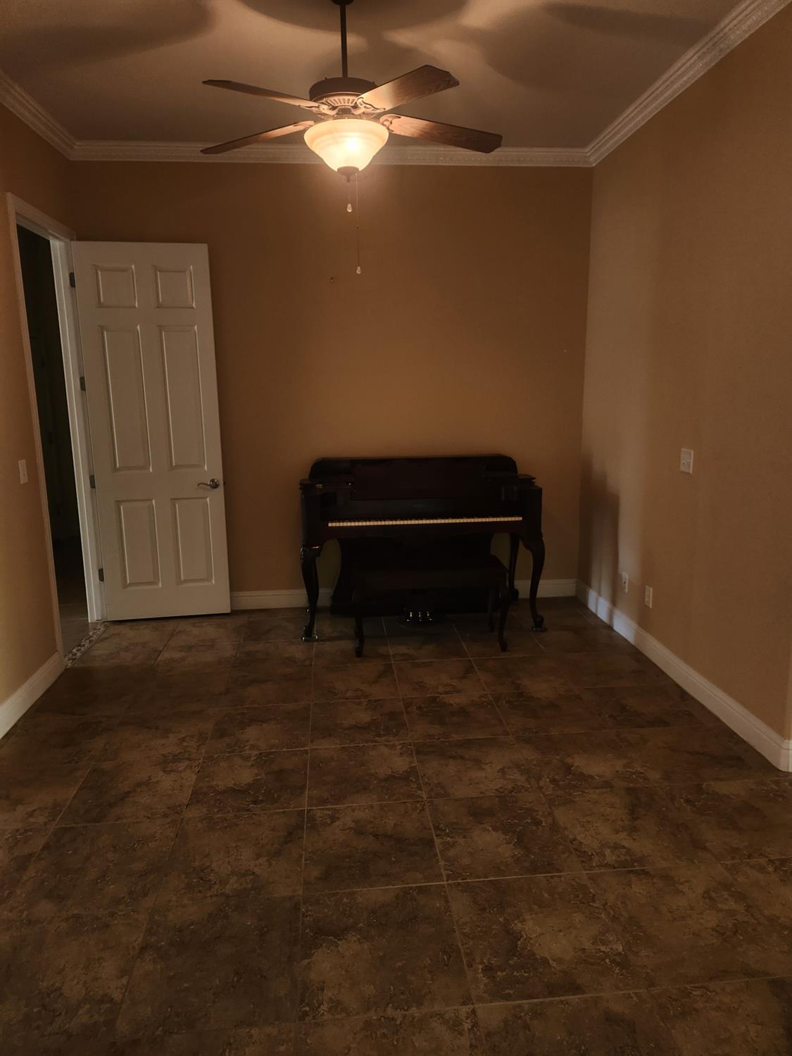 2684 Armstrong Ave, Clovis, CA 93611