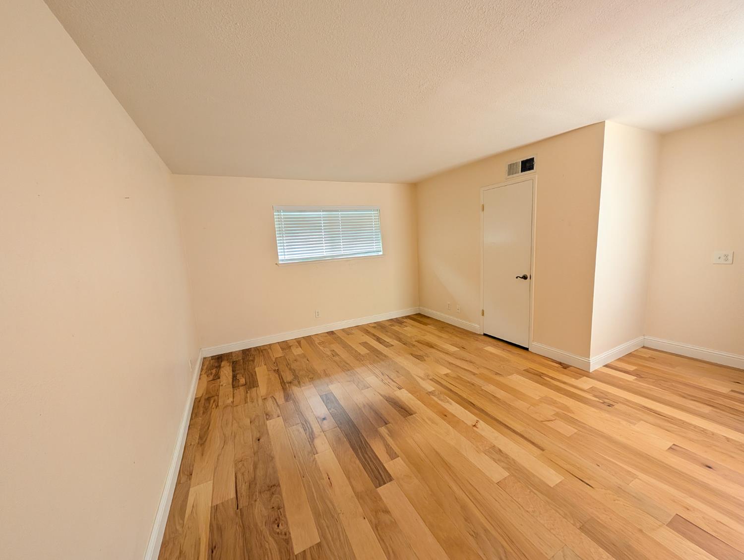 4918 N Sequoia Dr #102, Fresno, CA 93704