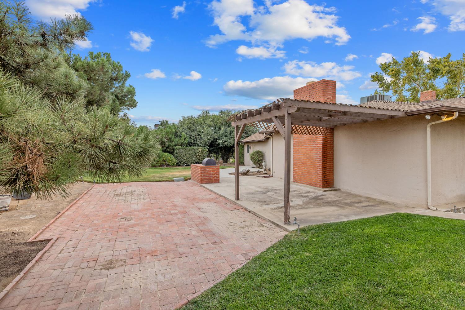 1714 N Blythe Ave, Fresno, CA 93722