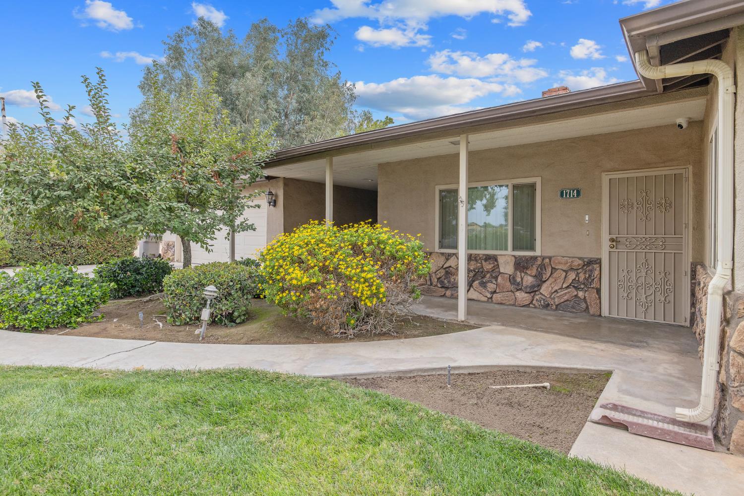 1714 N Blythe Ave, Fresno, CA 93722