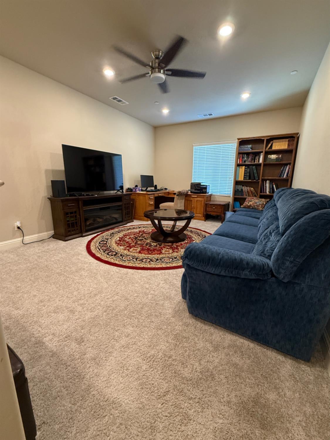 2003 W Hopkins Way, Hanford, CA 93230