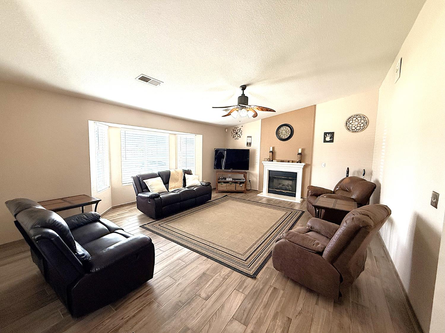1305 Carmen Ave, Madera, CA 93638