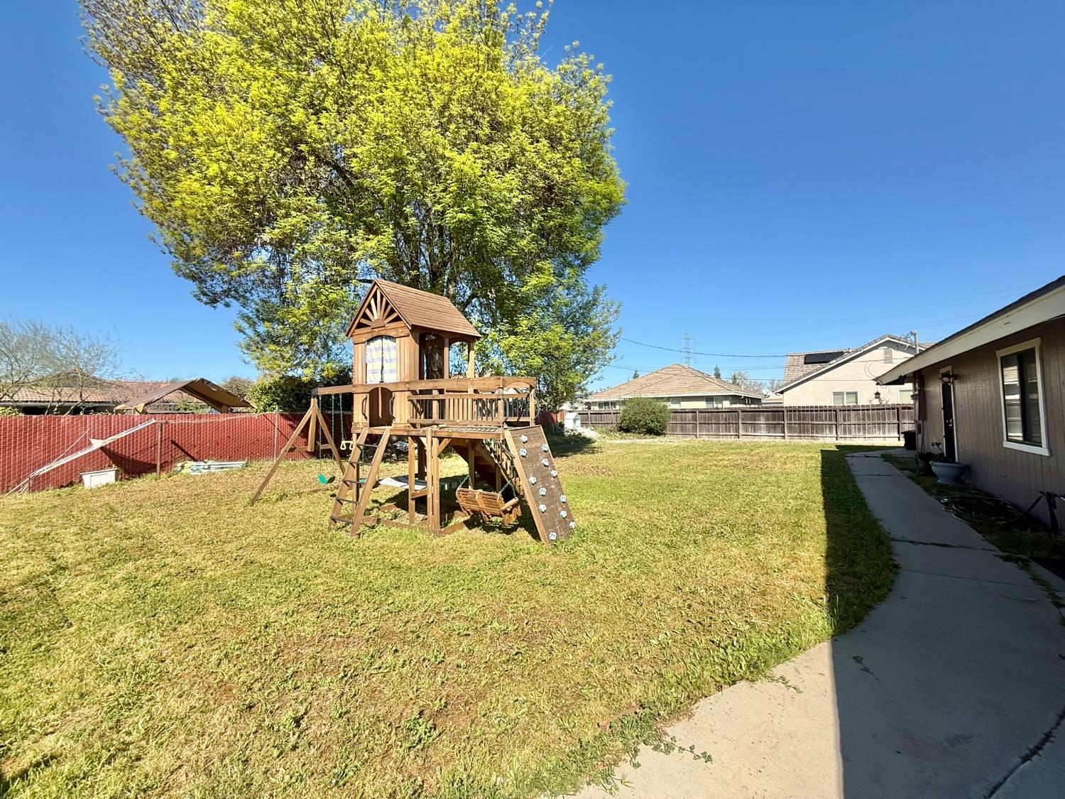 6928 E Lane Ave, Fresno, CA 93727