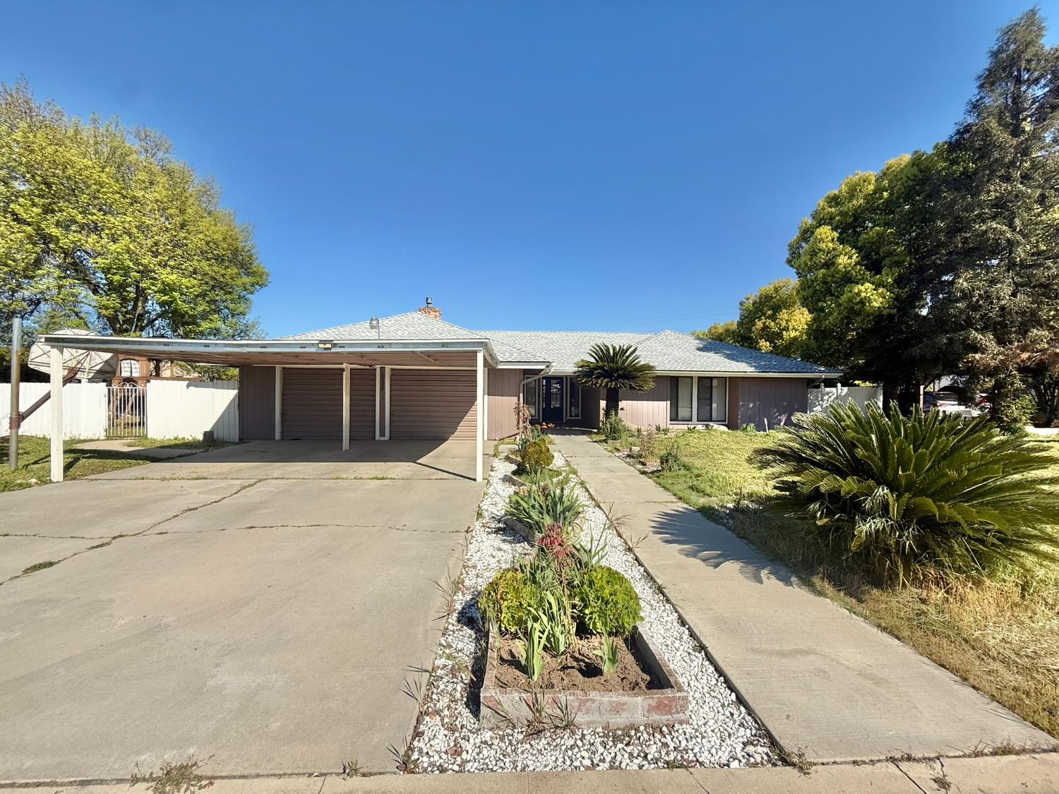 6928 E Lane Ave, Fresno, CA 93727