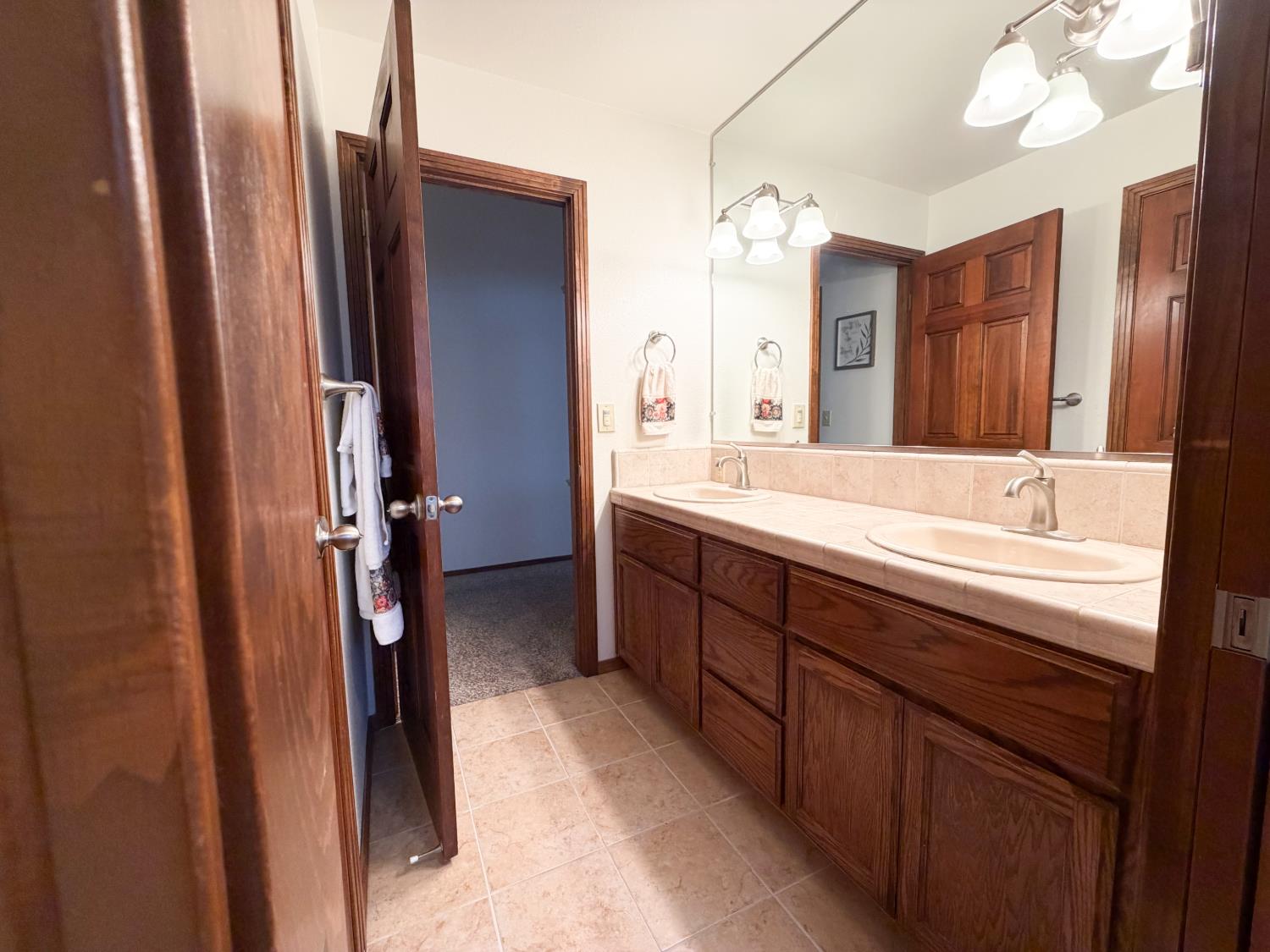 505 S Del Norte Ave, Kerman, CA 93630