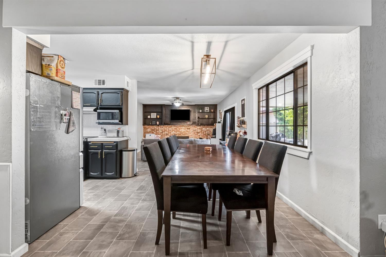 362 W Ashcroft Ave, Clovis, CA 93612