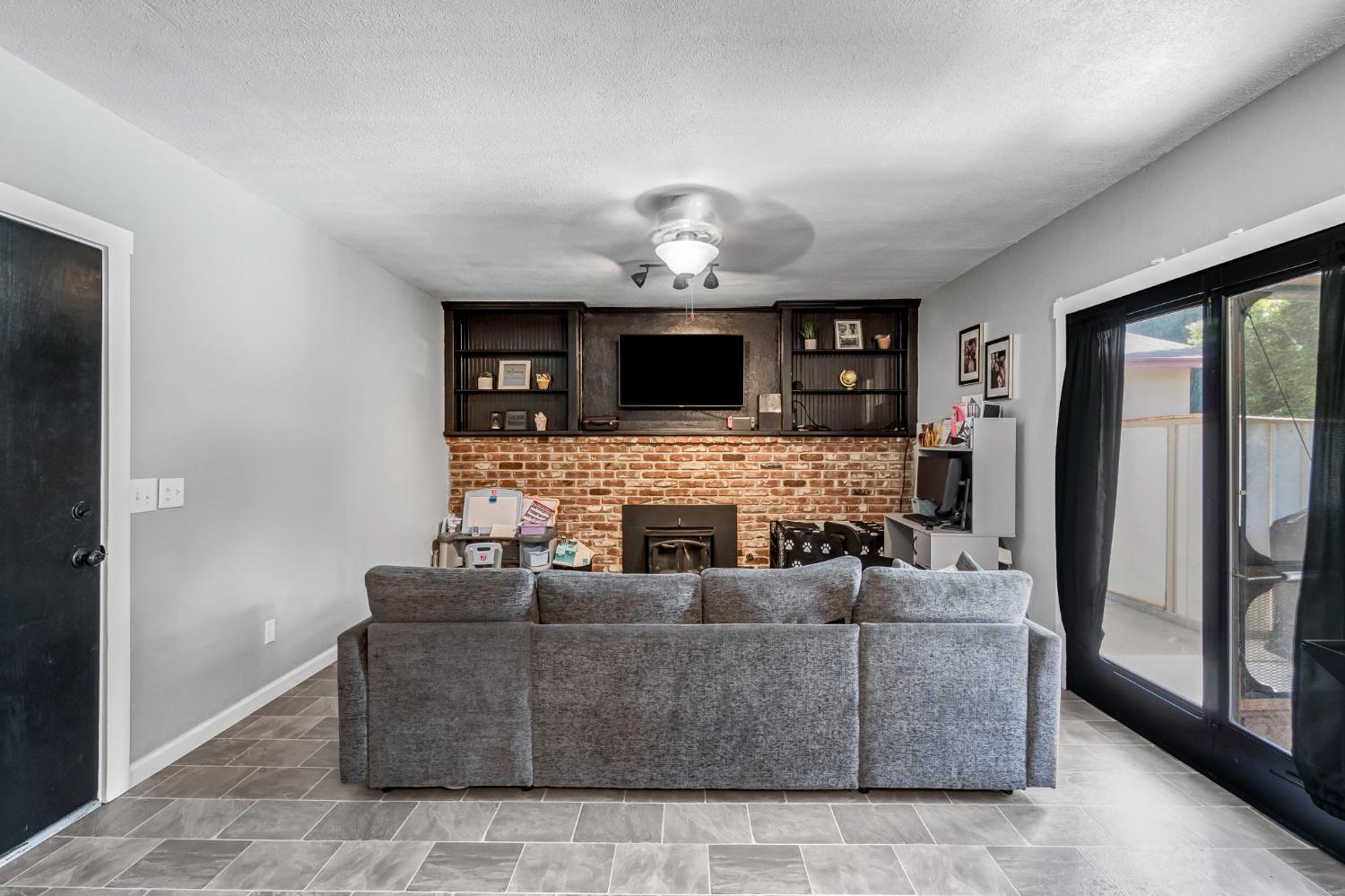 362 W Ashcroft Ave, Clovis, CA 93612