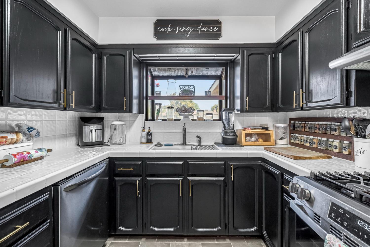 362 W Ashcroft Ave, Clovis, CA 93612