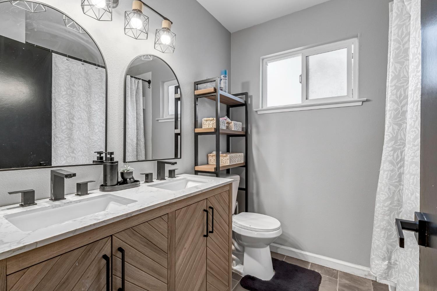 362 W Ashcroft Ave, Clovis, CA 93612