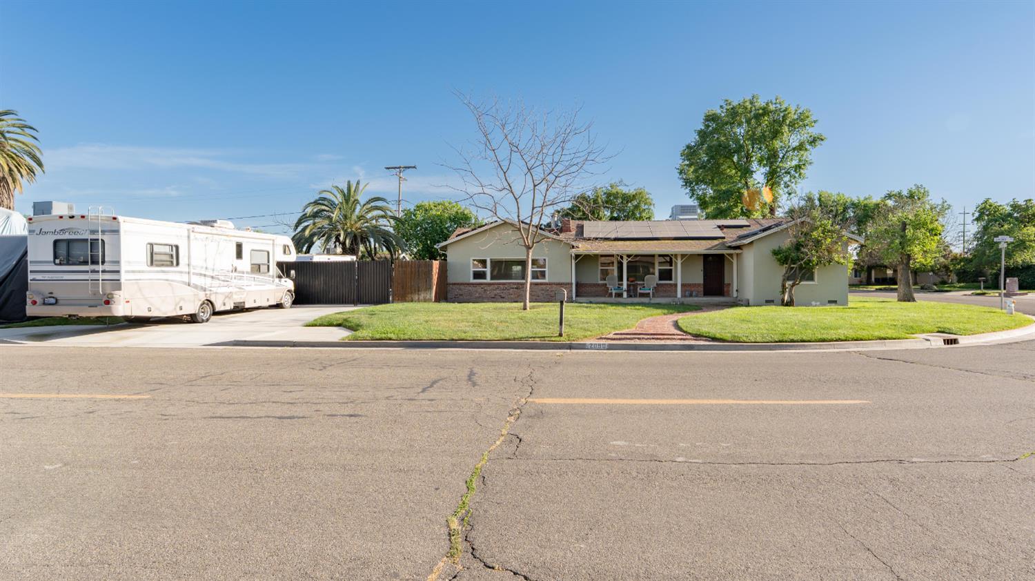 2090 Short Dr, Hanford, CA 93230