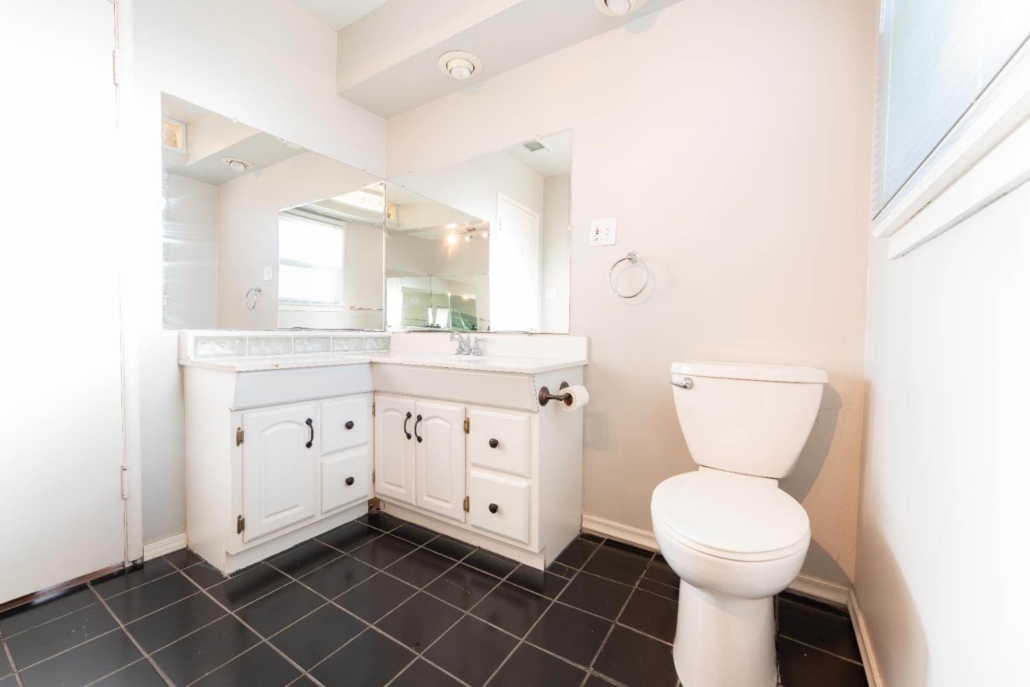 2090 Short Dr, Hanford, CA 93230