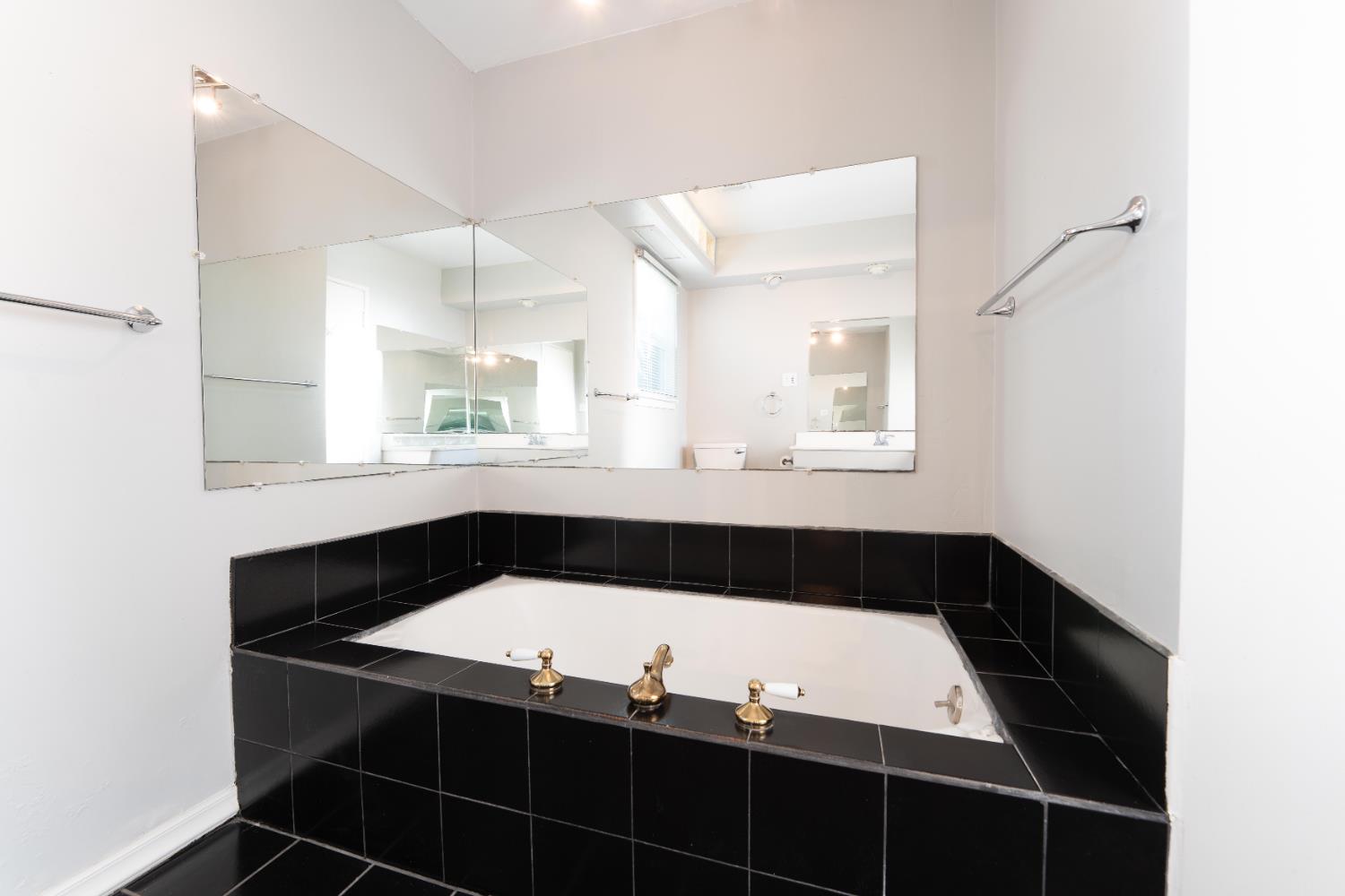 2090 Short Dr, Hanford, CA 93230