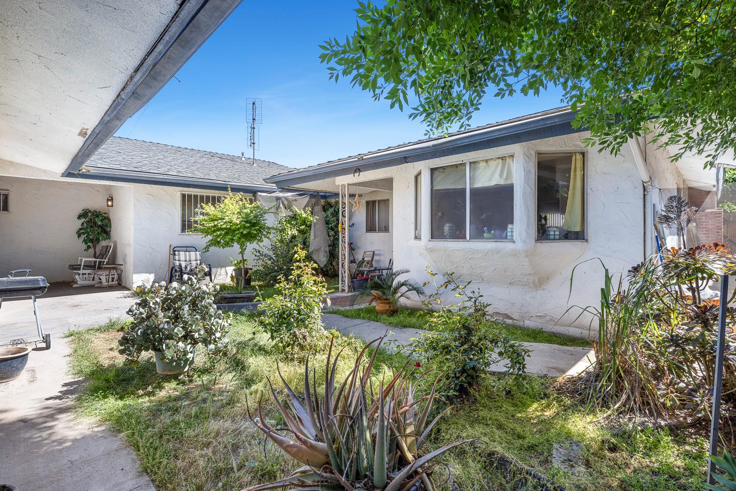 2045 W Simpson, Fresno, CA 93705