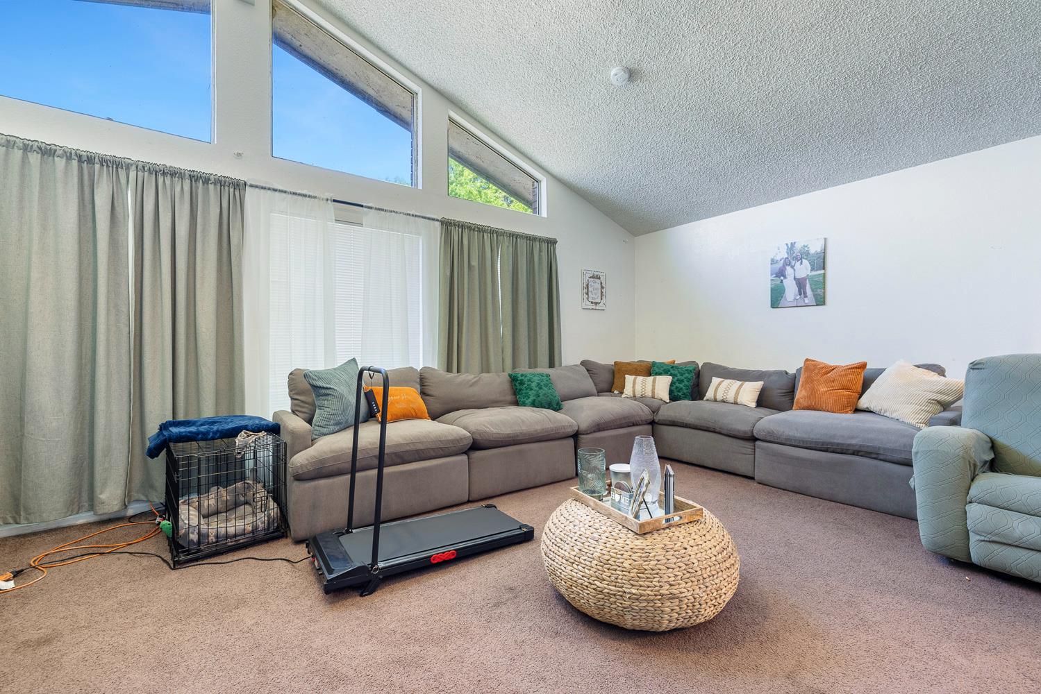 2045 W Simpson, Fresno, CA 93705