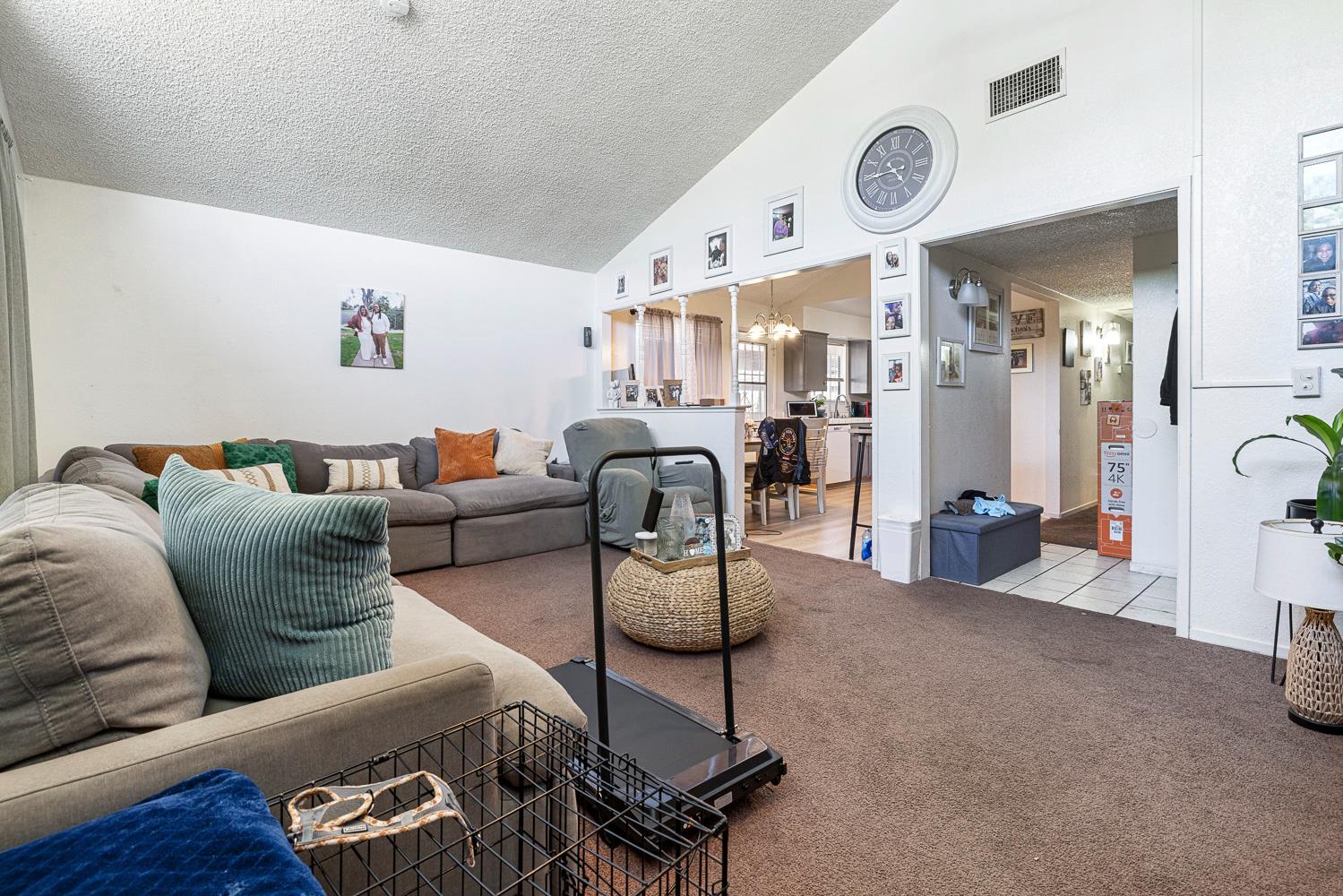 2045 W Simpson, Fresno, CA 93705