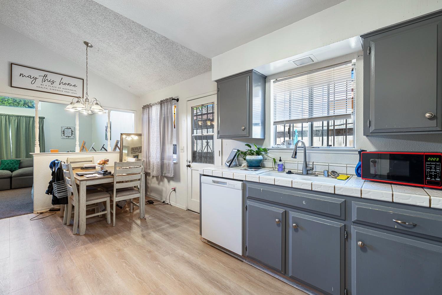 2045 W Simpson, Fresno, CA 93705