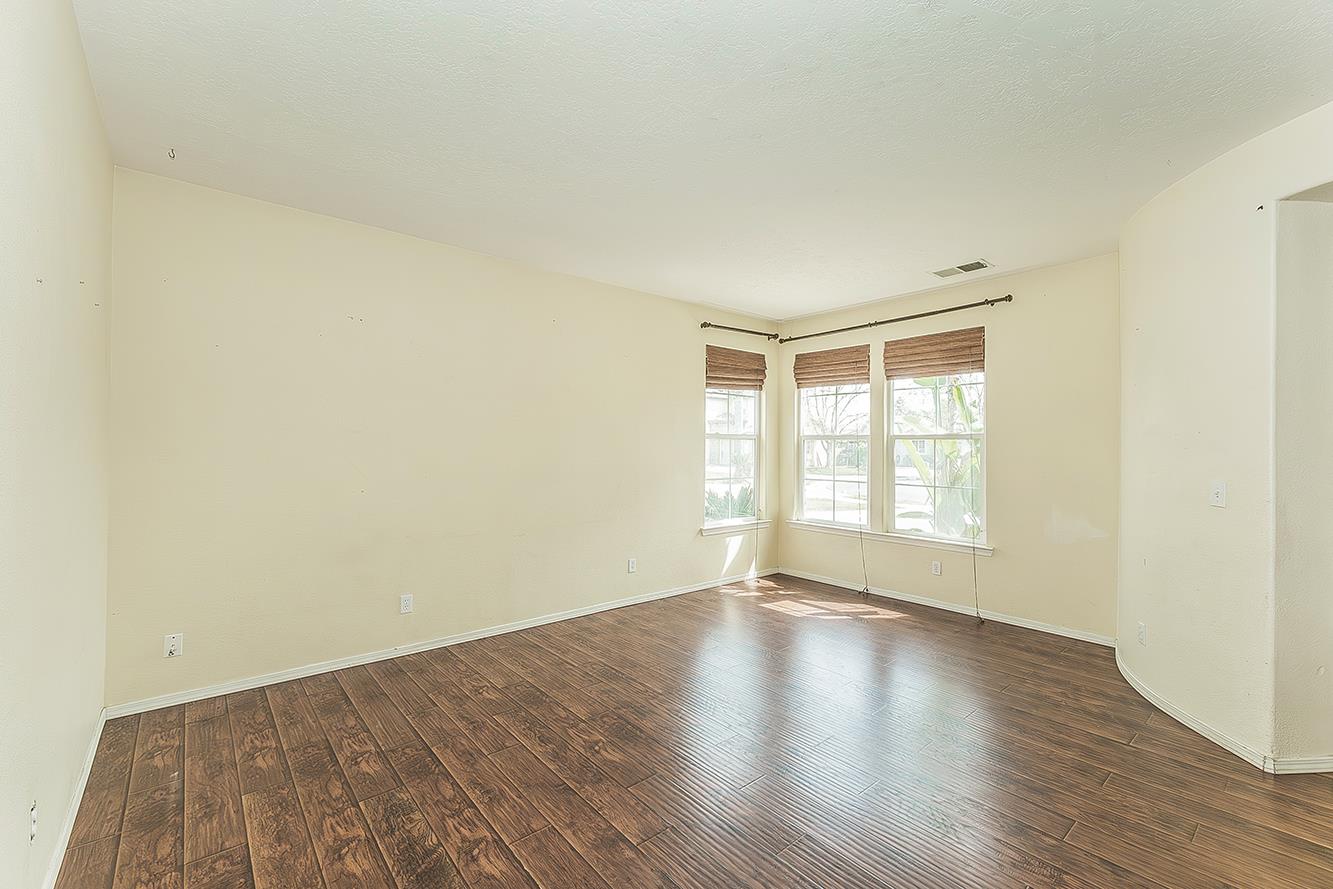 1377 Fenmore Ave, Sanger, CA 93657