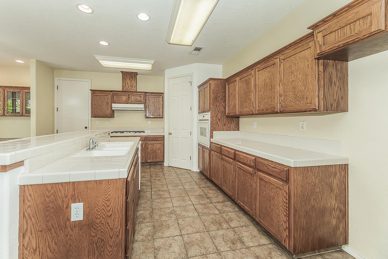 1377 Fenmore Ave, Sanger, CA 93657