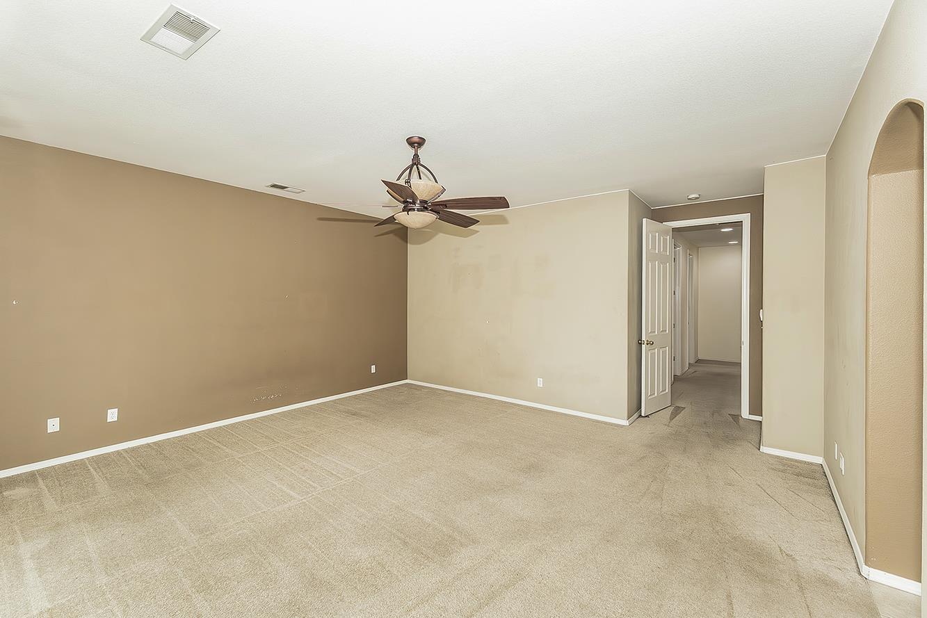 1377 Fenmore Ave, Sanger, CA 93657