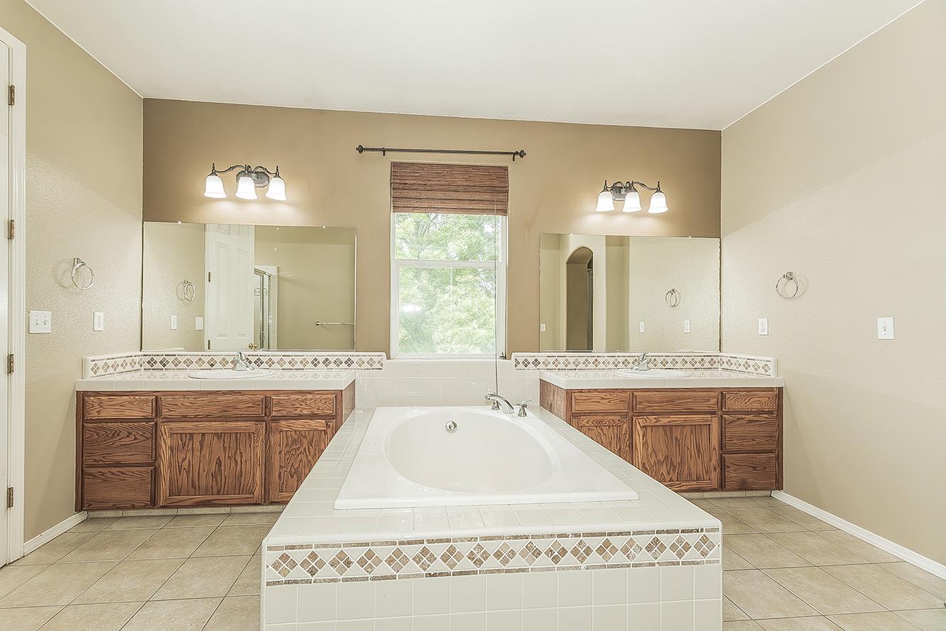 1377 Fenmore Ave, Sanger, CA 93657