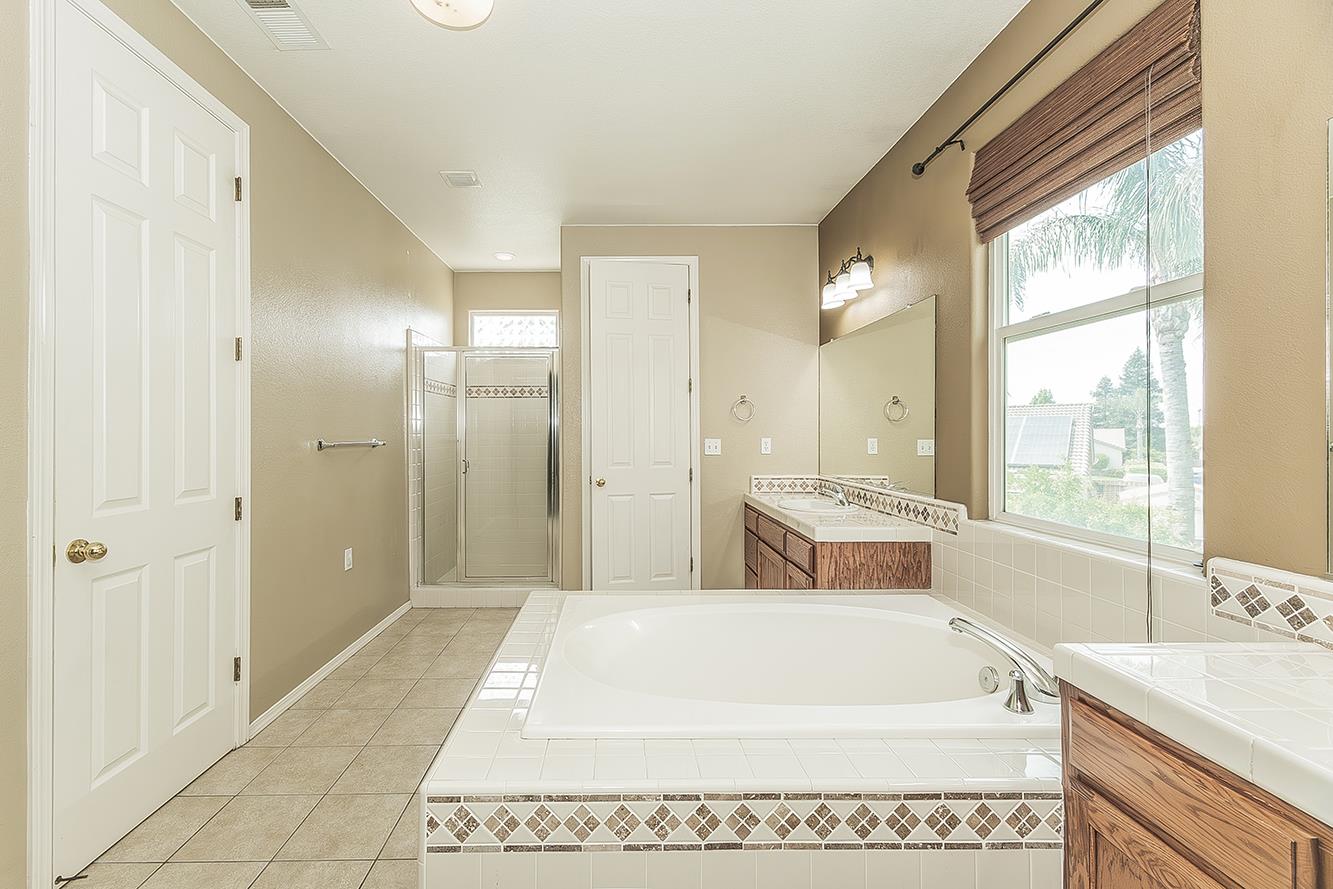 1377 Fenmore Ave, Sanger, CA 93657