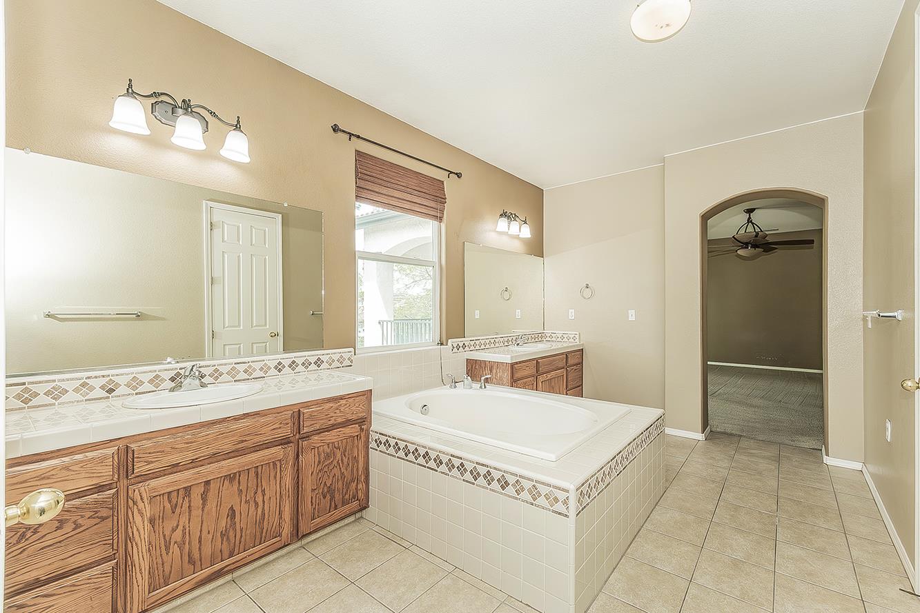 1377 Fenmore Ave, Sanger, CA 93657