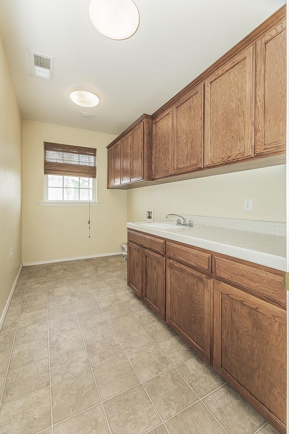 1377 Fenmore Ave, Sanger, CA 93657