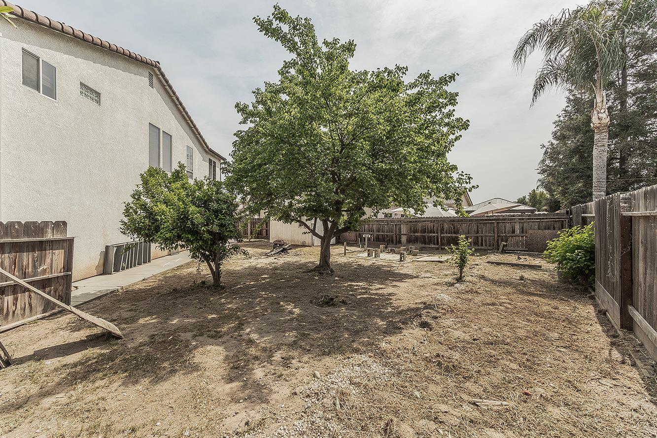 1377 Fenmore Ave, Sanger, CA 93657