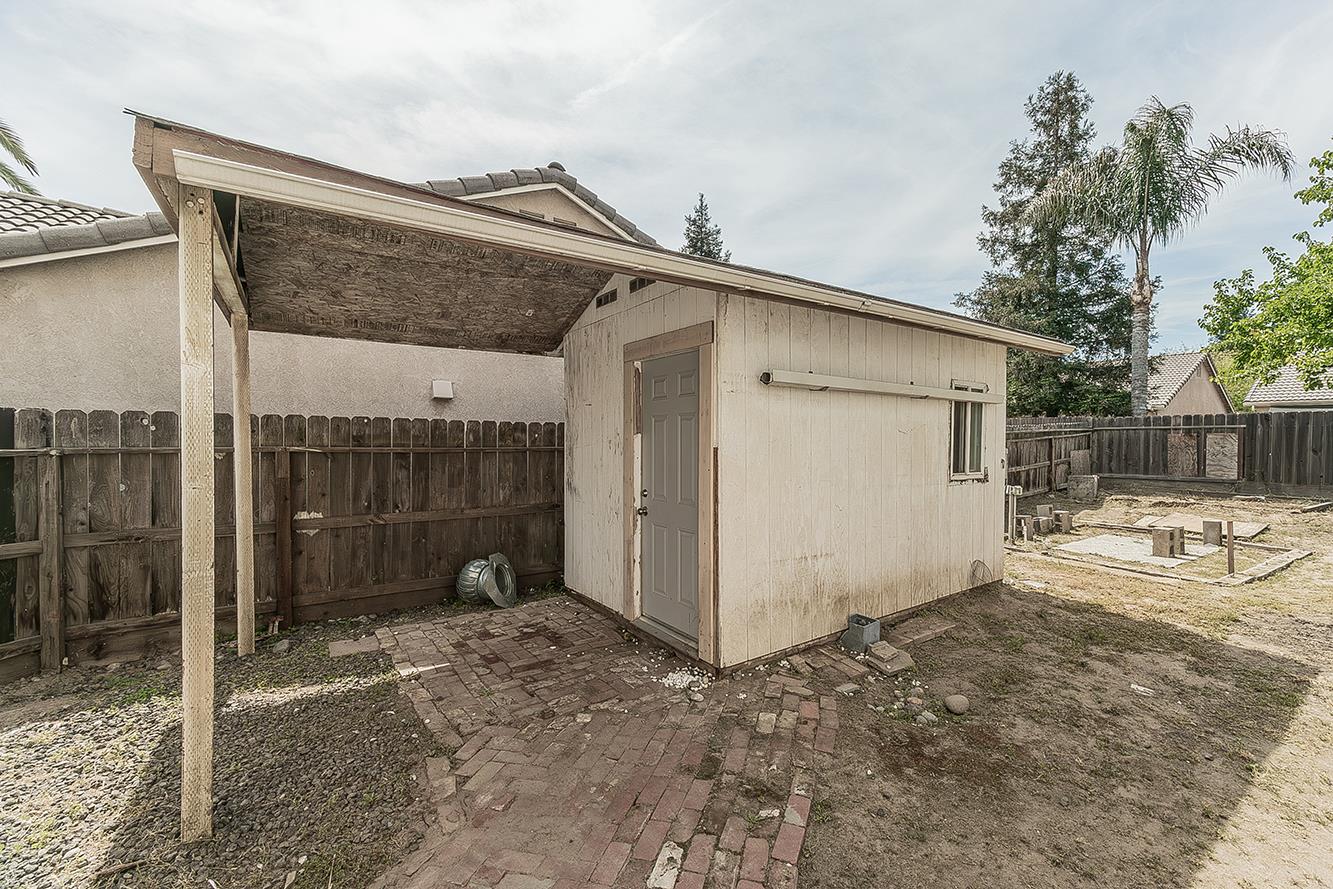 1377 Fenmore Ave, Sanger, CA 93657