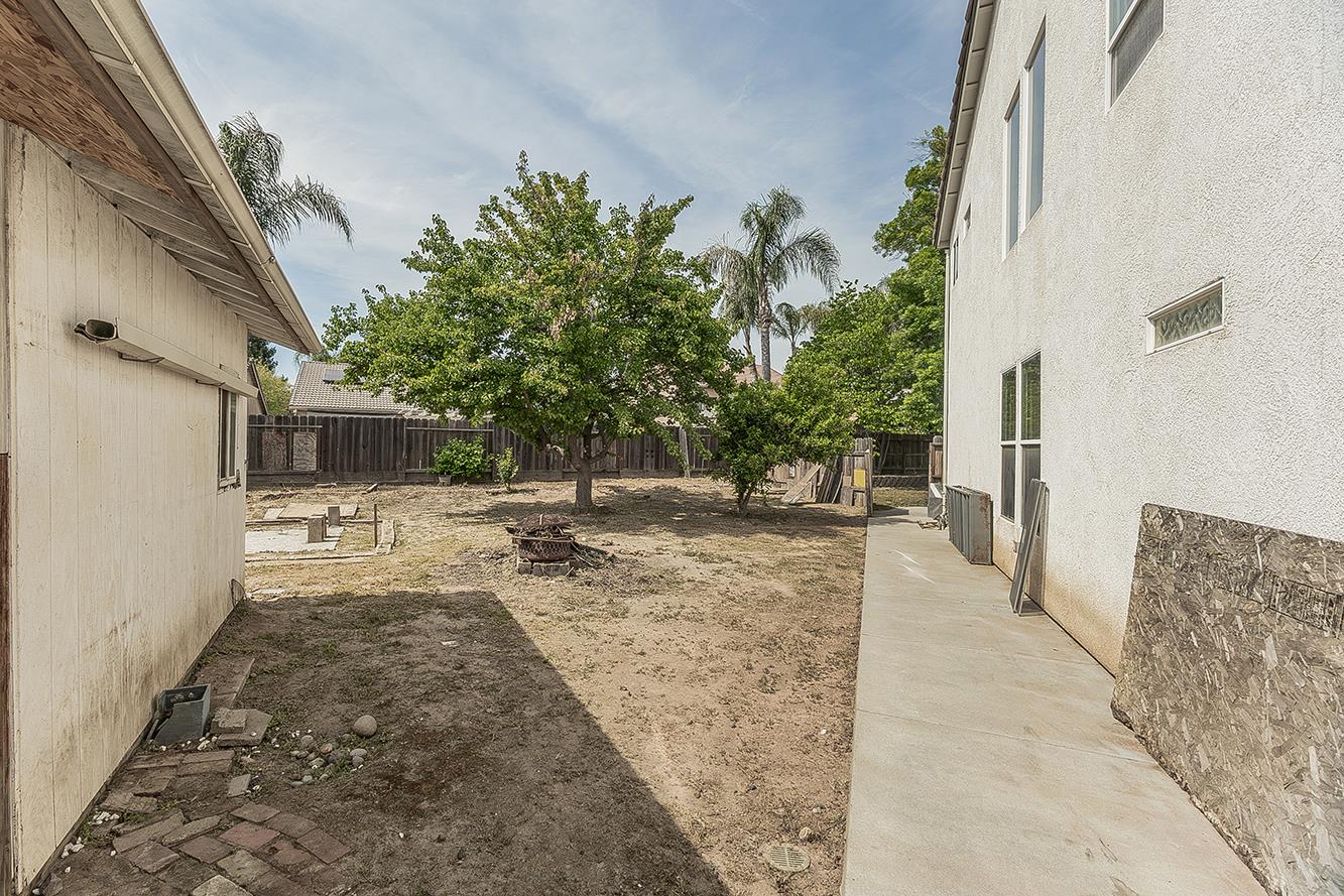 1377 Fenmore Ave, Sanger, CA 93657