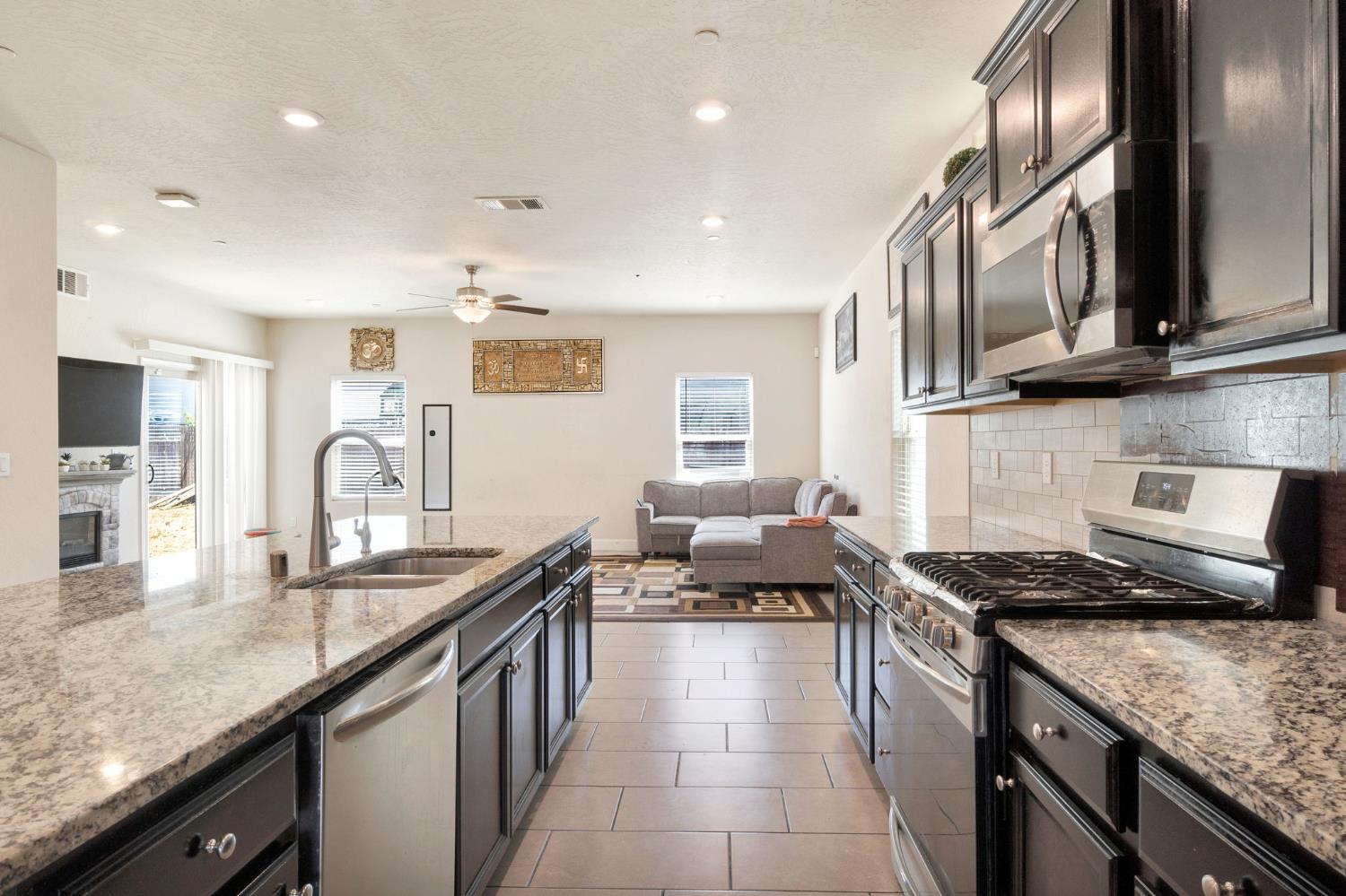 5952 E Truman Ave, Fresno, CA 93727