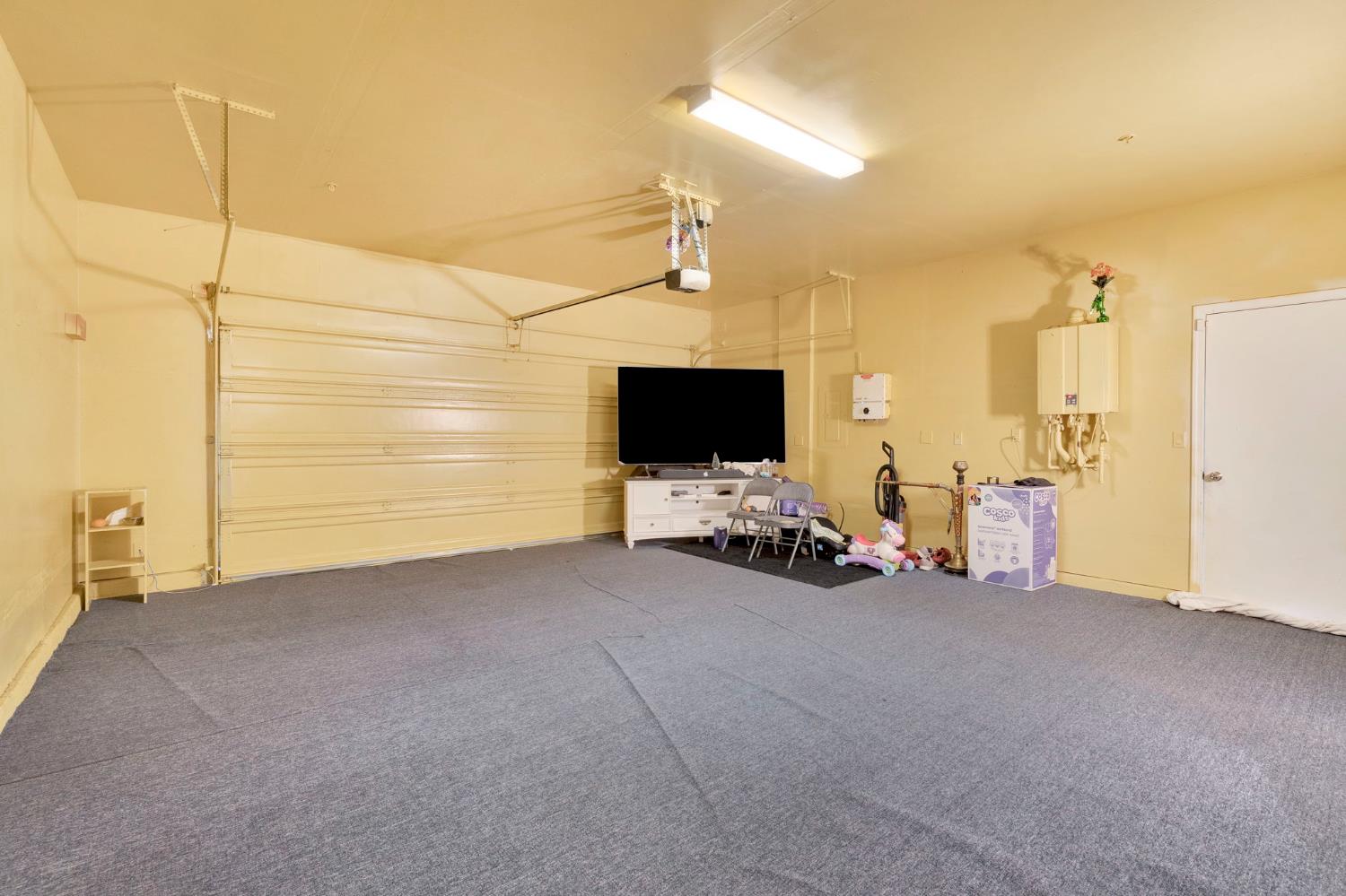 5952 E Truman Ave, Fresno, CA 93727