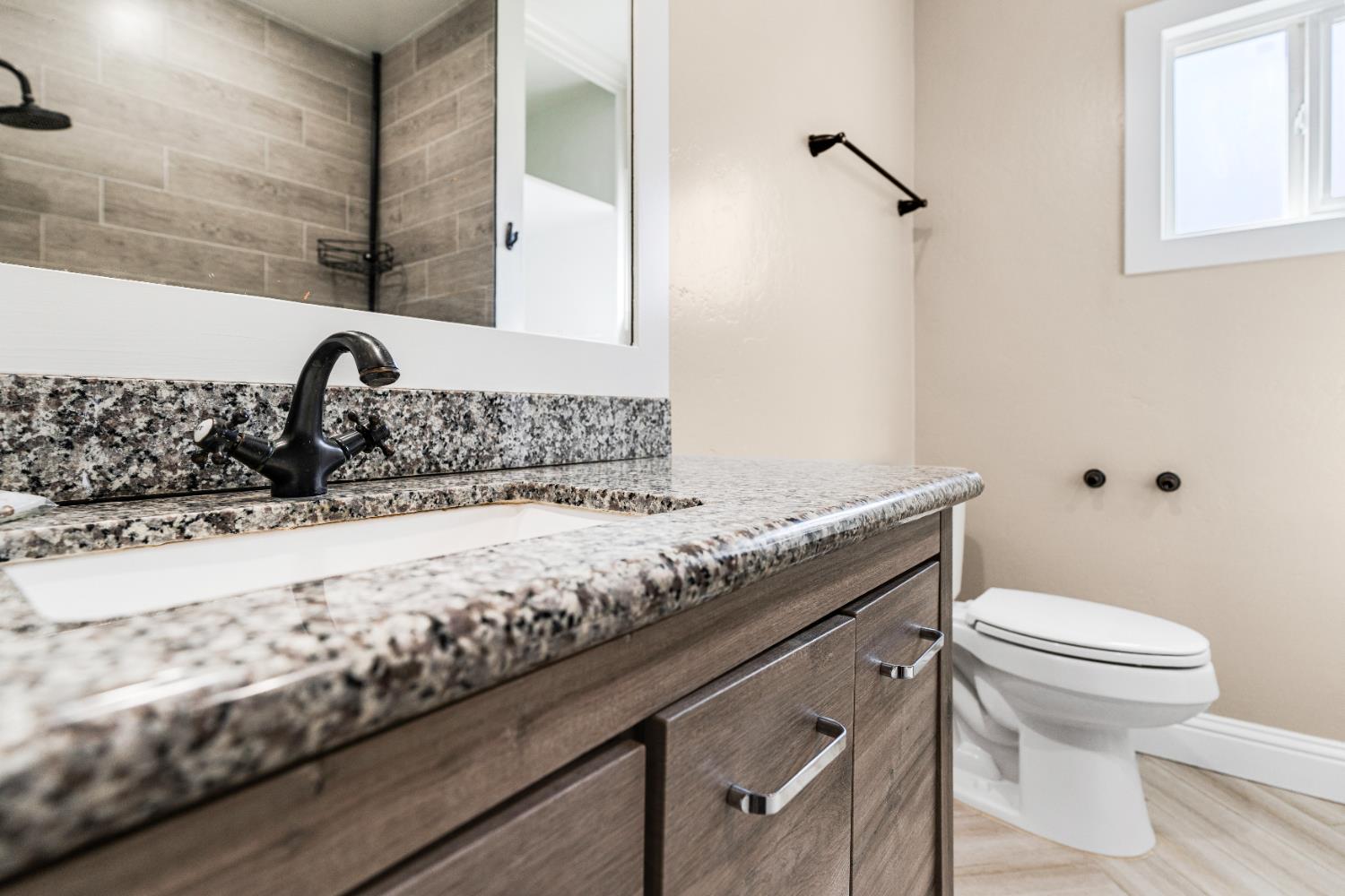 343 Walnut St, Lemoore, CA 93245