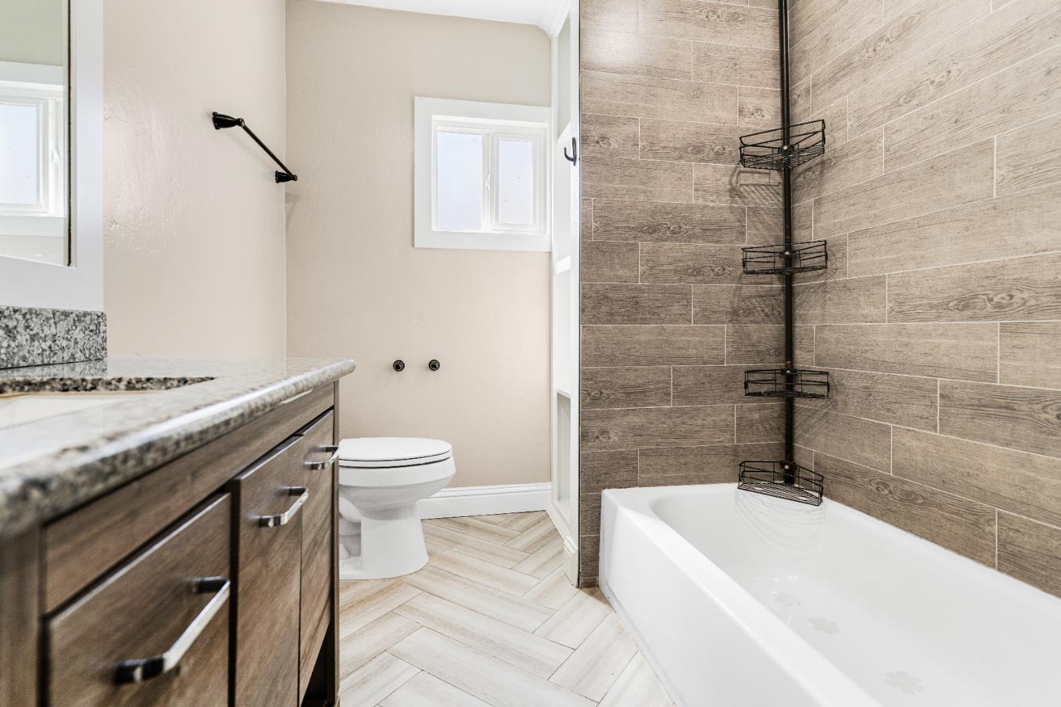 343 Walnut St, Lemoore, CA 93245