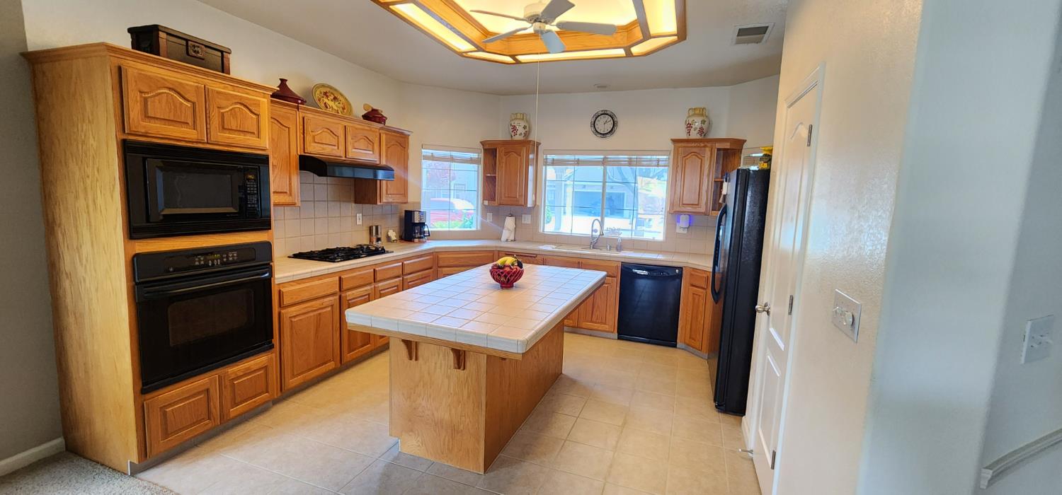 6654 E LIBERTY Ave E, Fresno, CA 93727