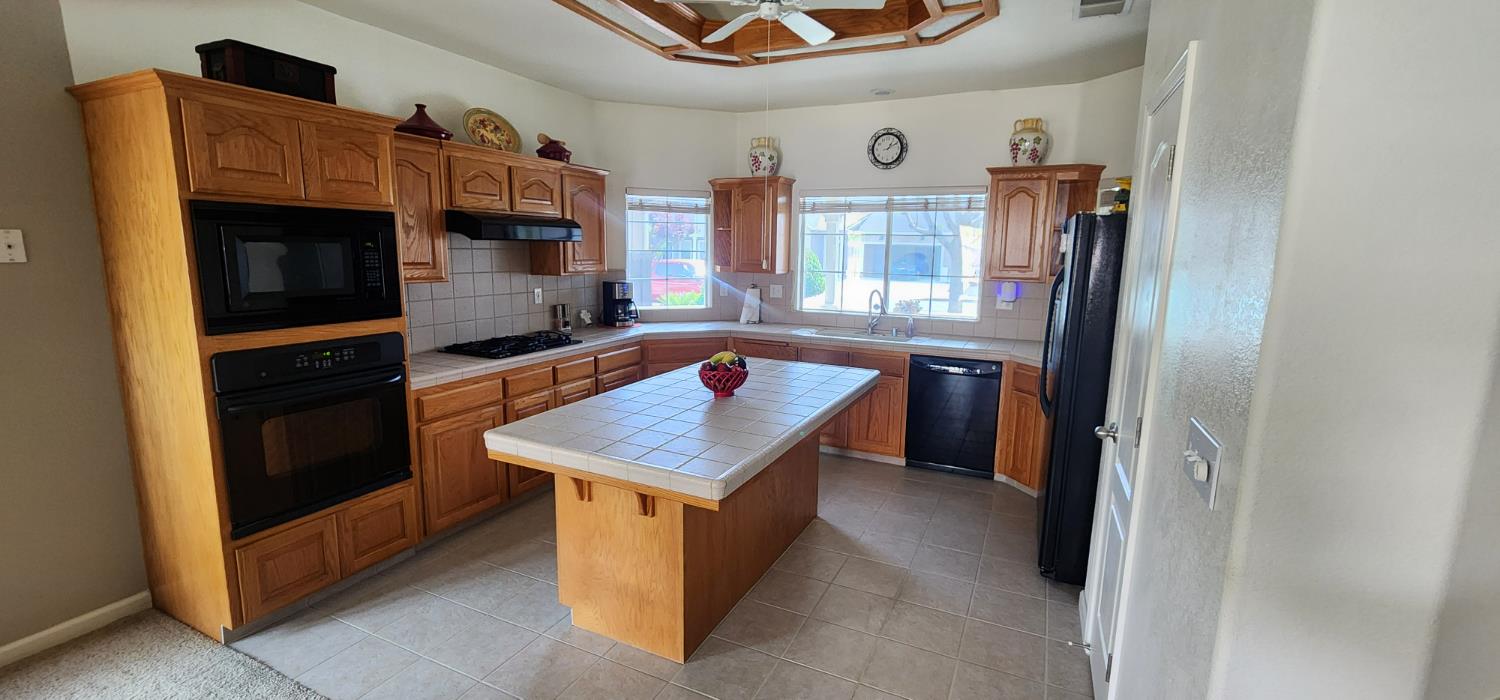 6654 E LIBERTY Ave E, Fresno, CA 93727