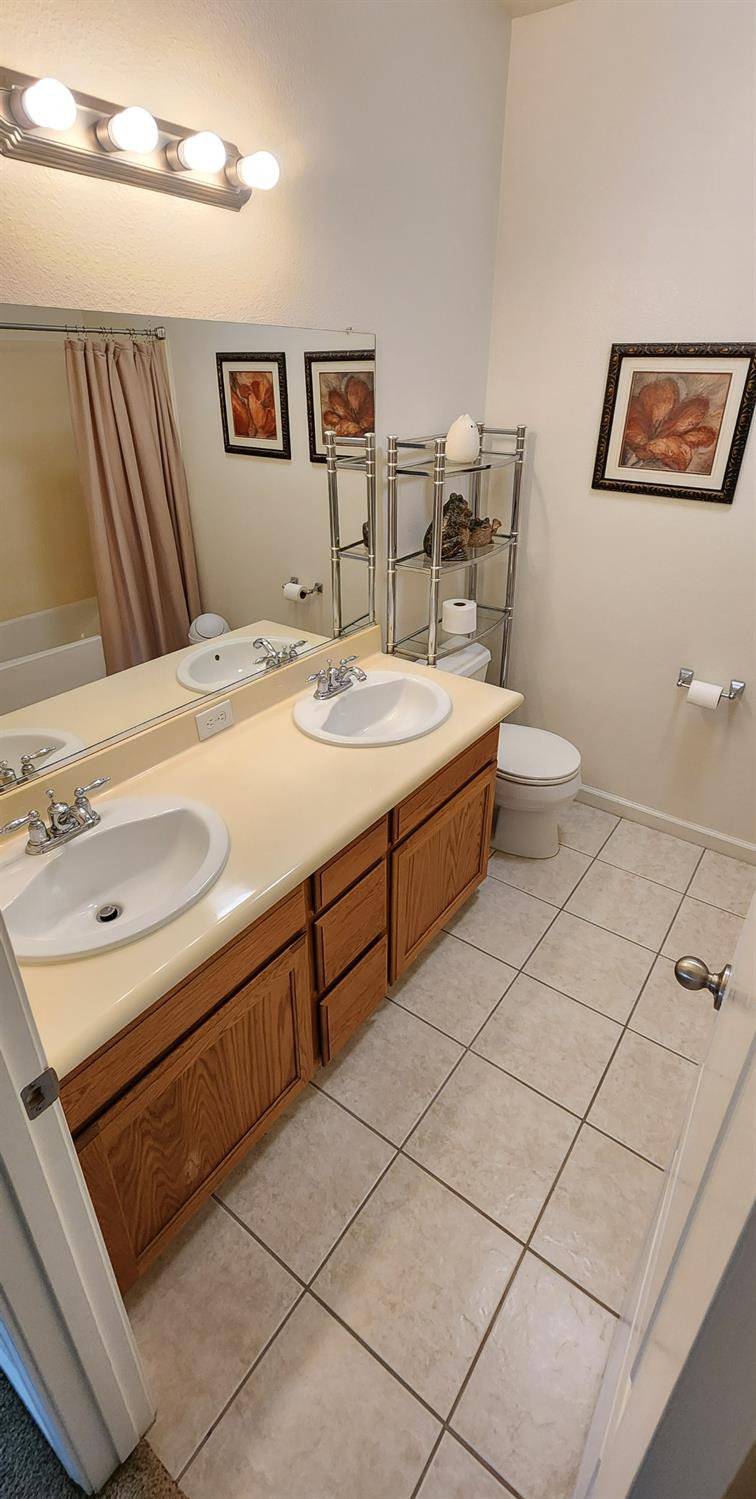 6654 E LIBERTY Ave E, Fresno, CA 93727